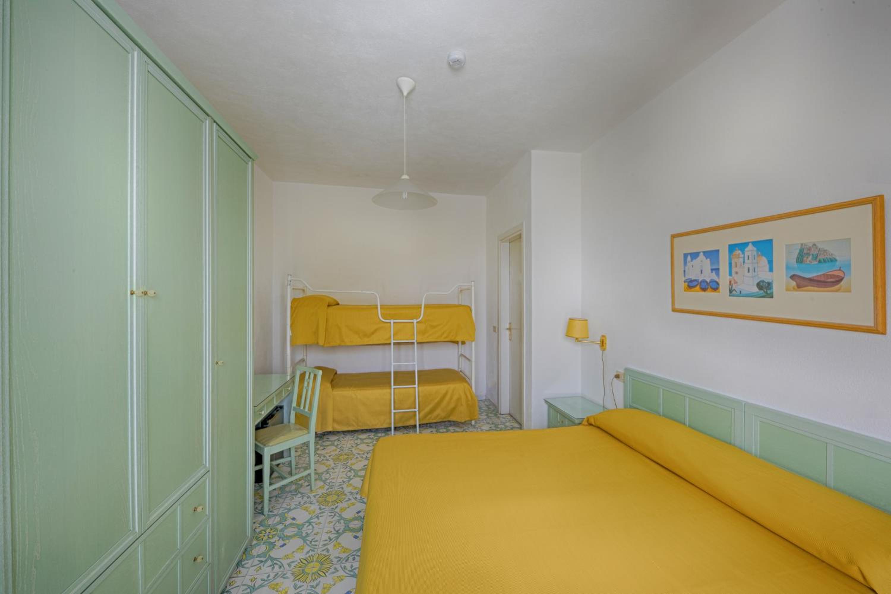 Quadruple Room - Photo 11