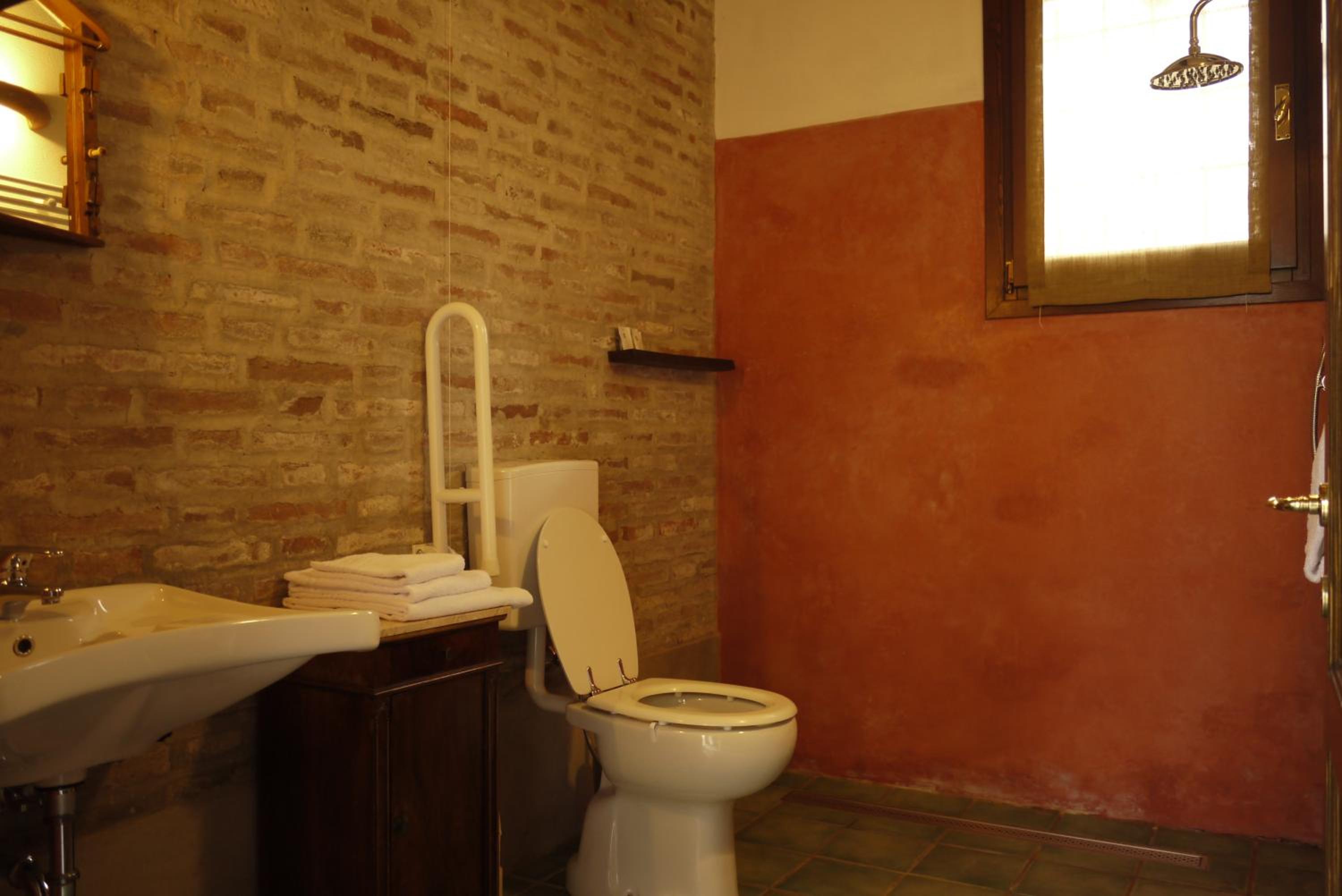 Double Room - Disability Access - Photo 7