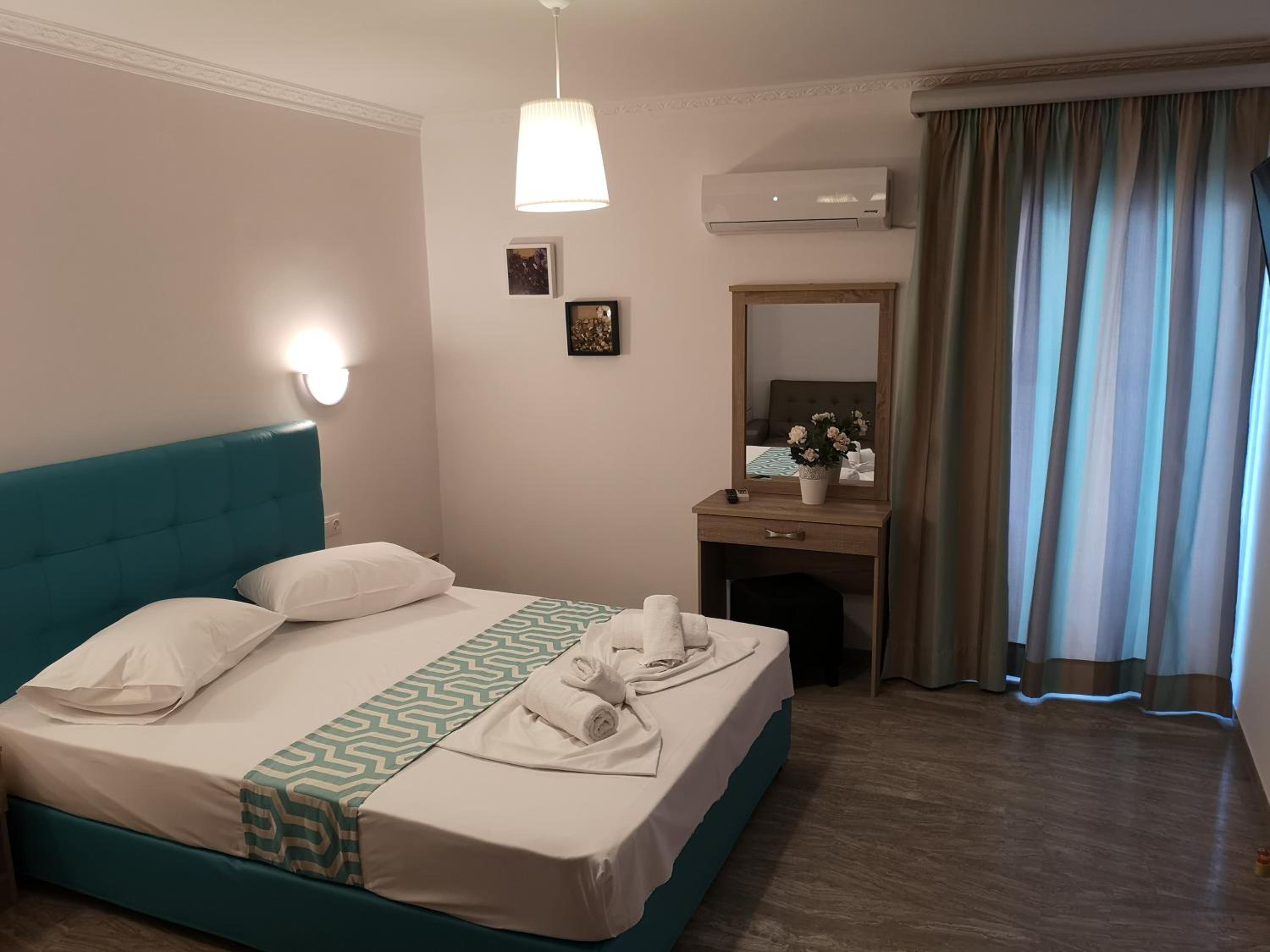 Standard Triple Room with Sea View - Photo 3
