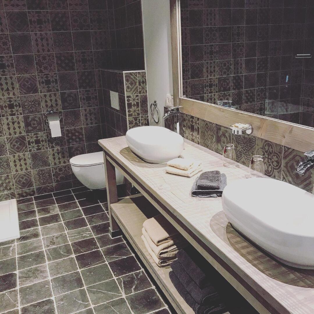 King Room with Roll-In Shower - Disability Access photo 2