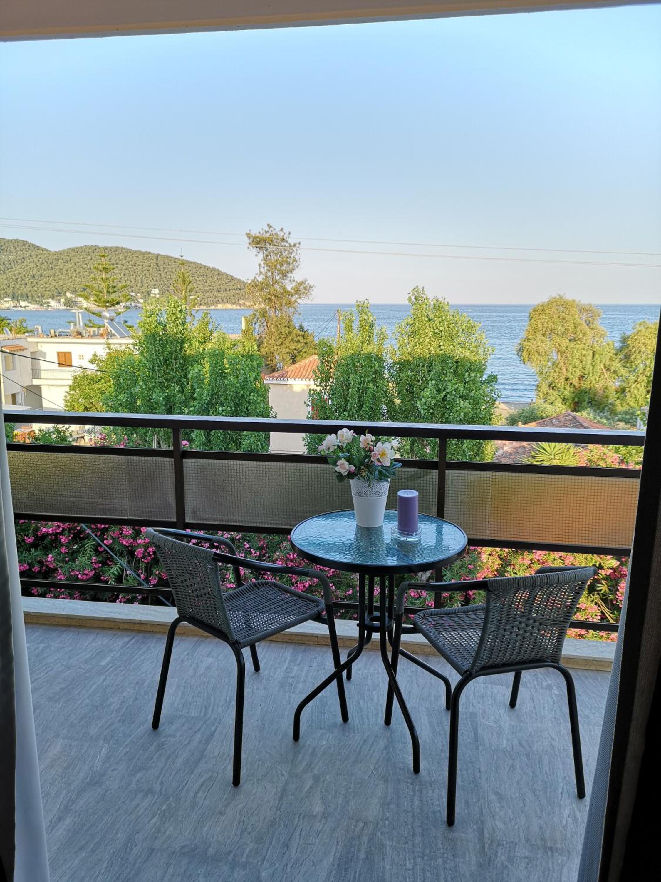 Standard Triple Room with Sea View - Photo 4