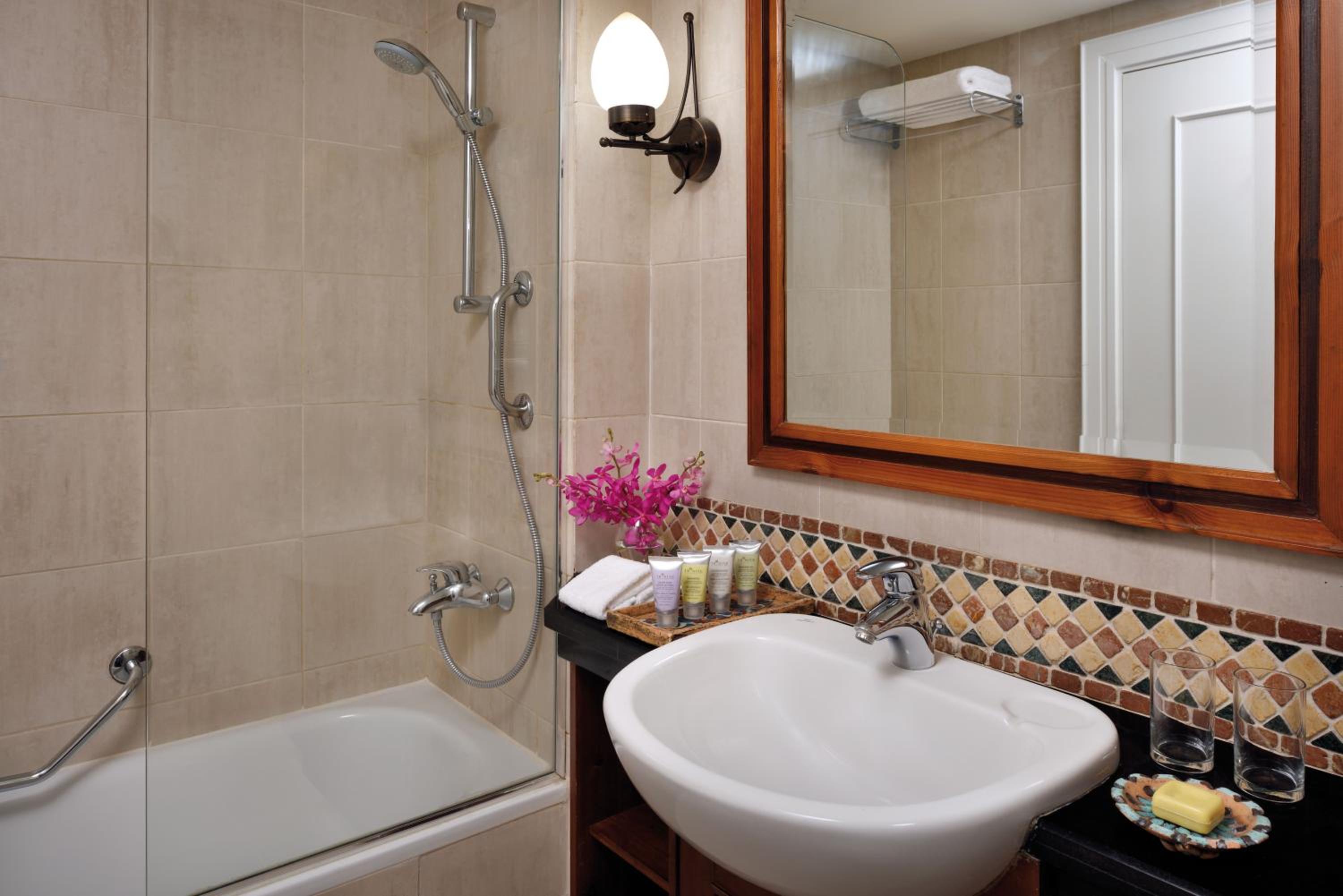 Deluxe King Room with Sea View - Photo 2