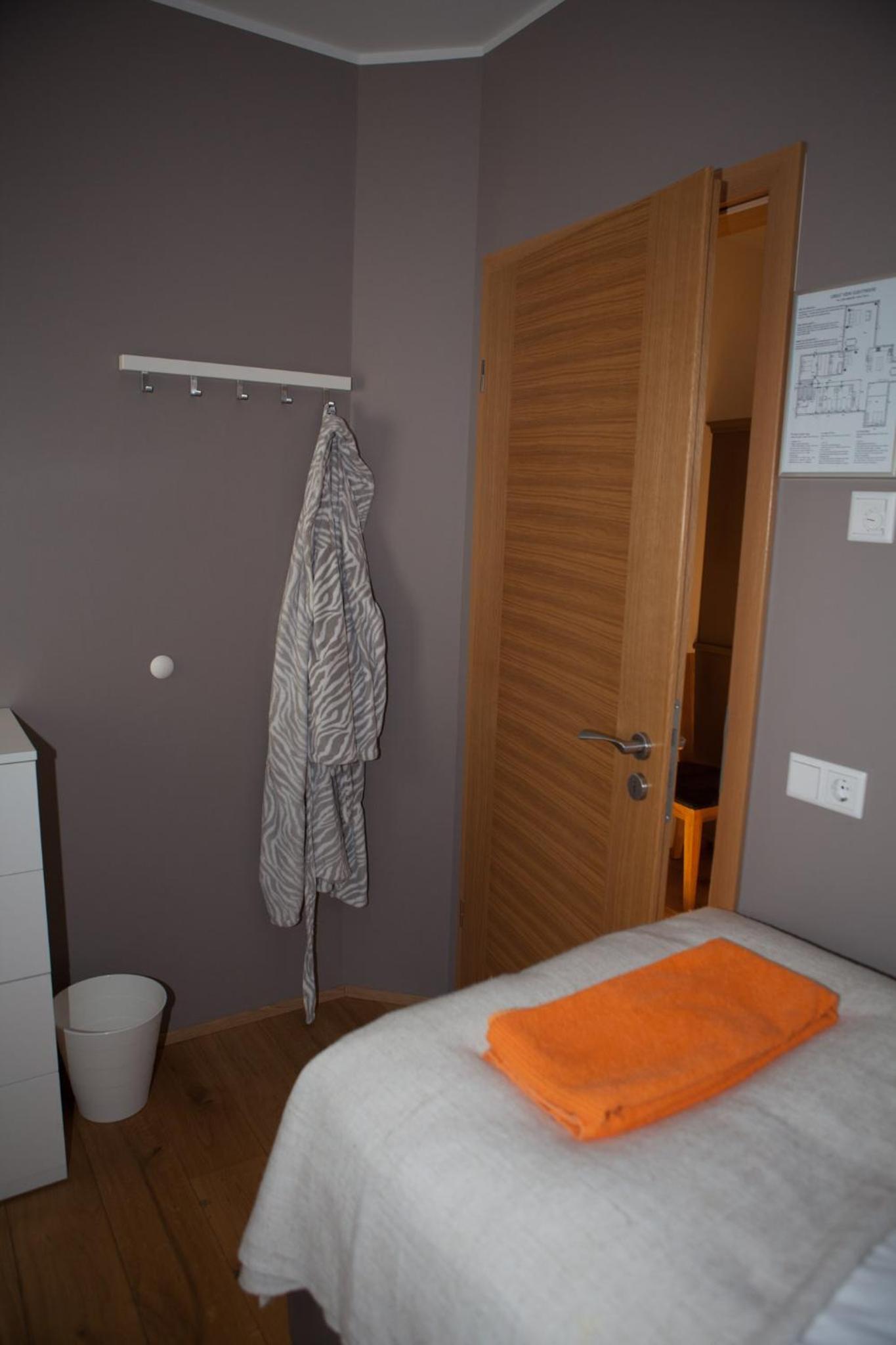 Small Double or Twin Room with Shared Bathroom photo 2