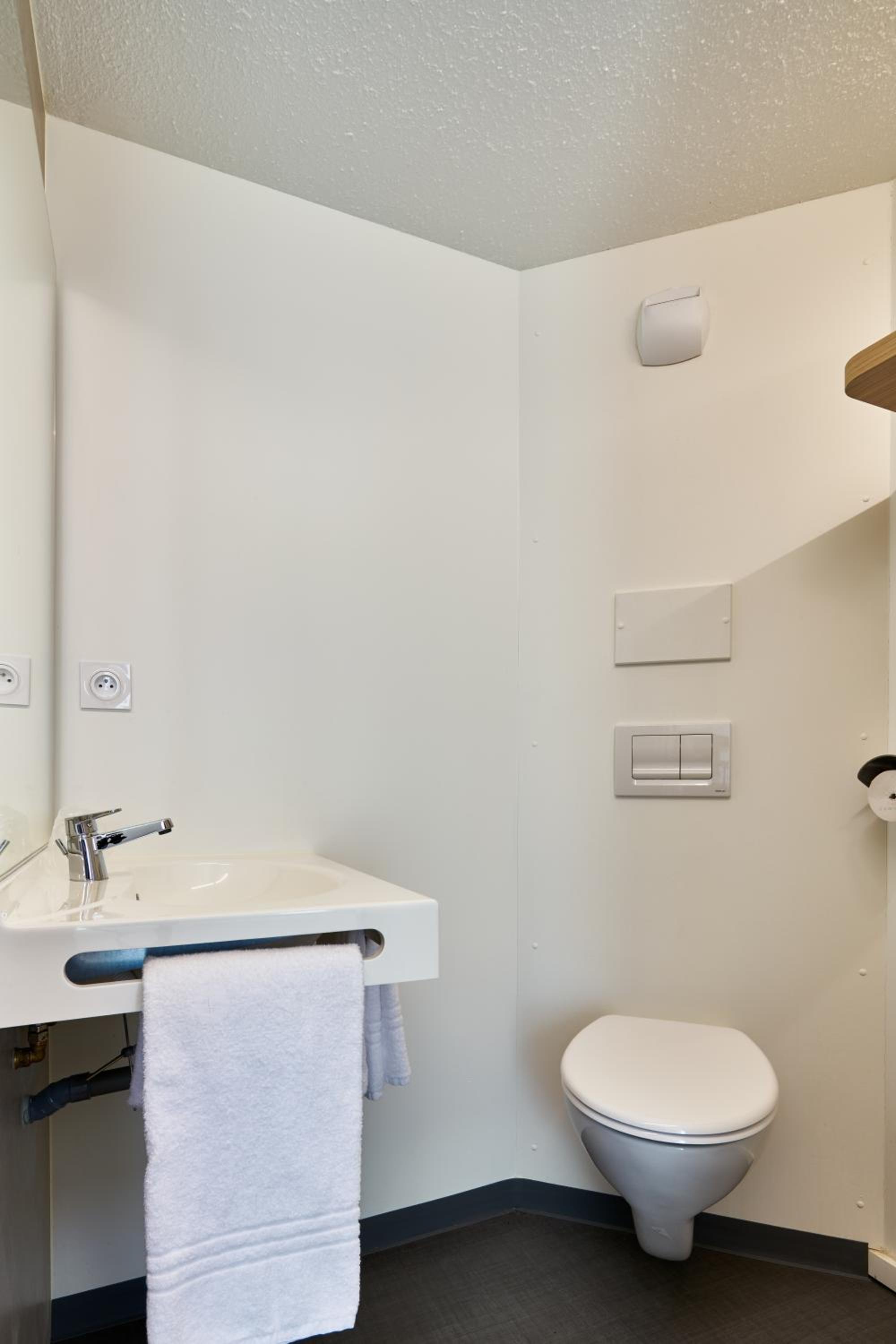 Triple Room (1 Double Bed + 1 Single Bed) photo 2