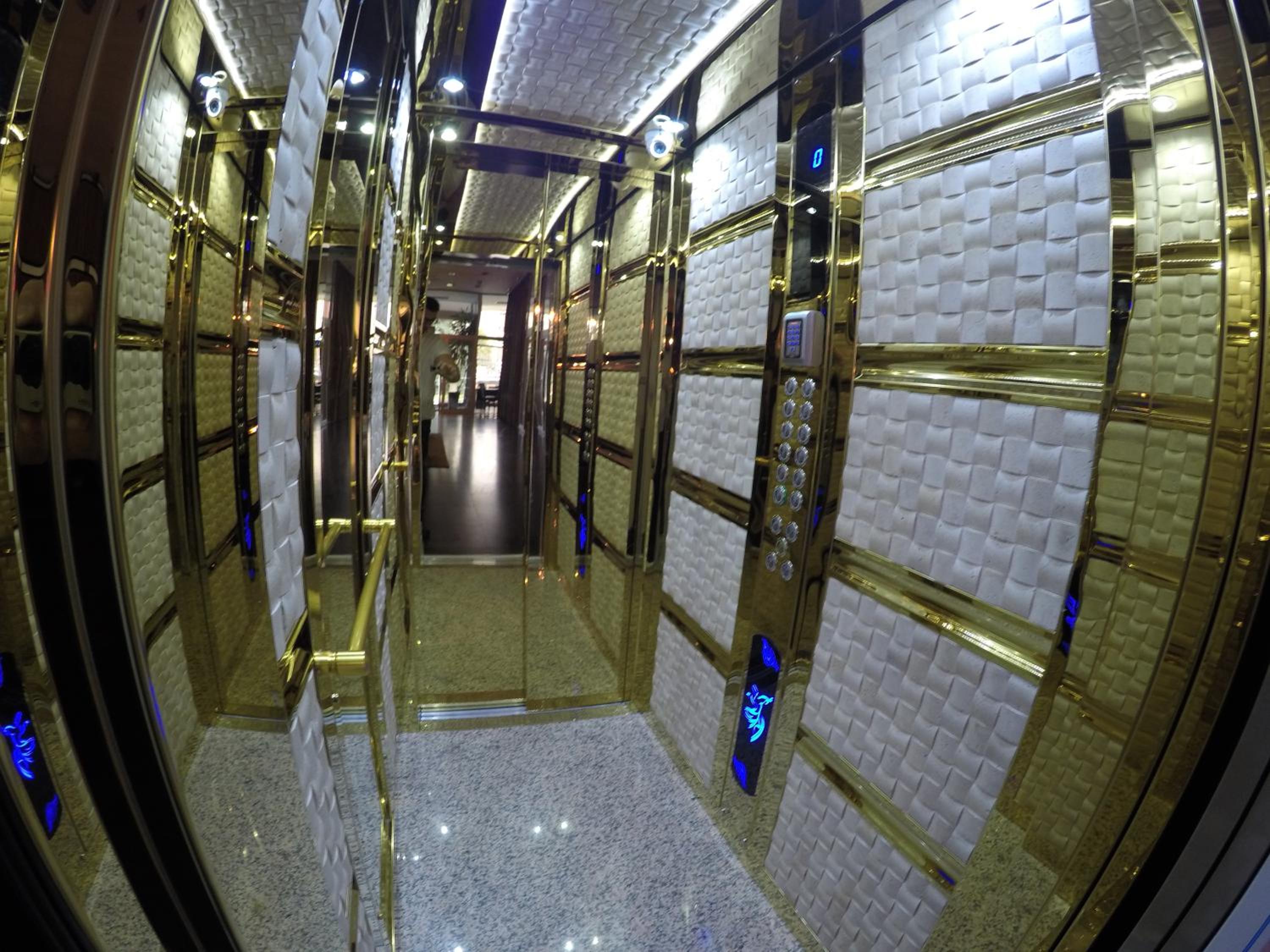 Deluxe King Room - Photo 2