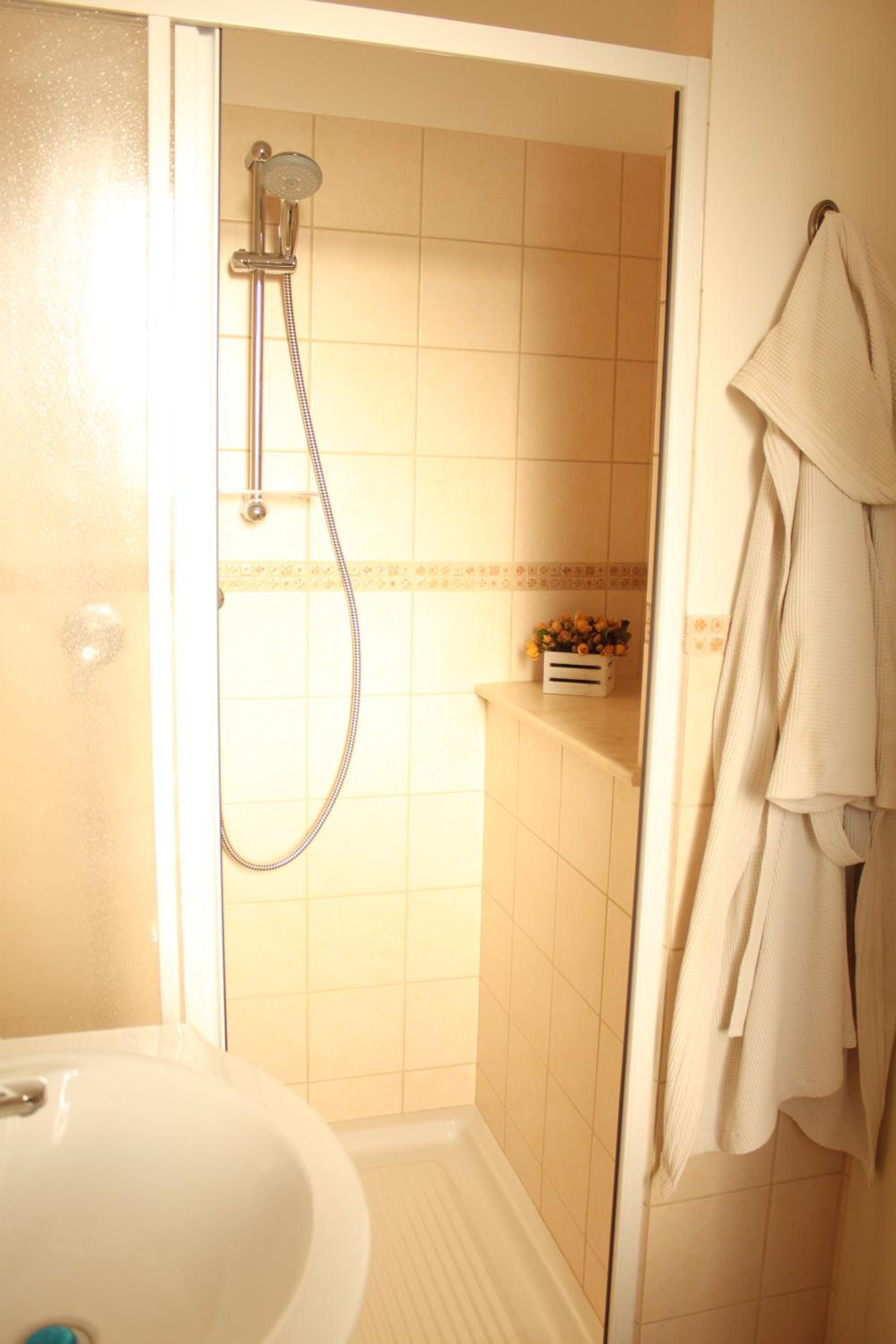 Double Room with Private Bathroom photo 2