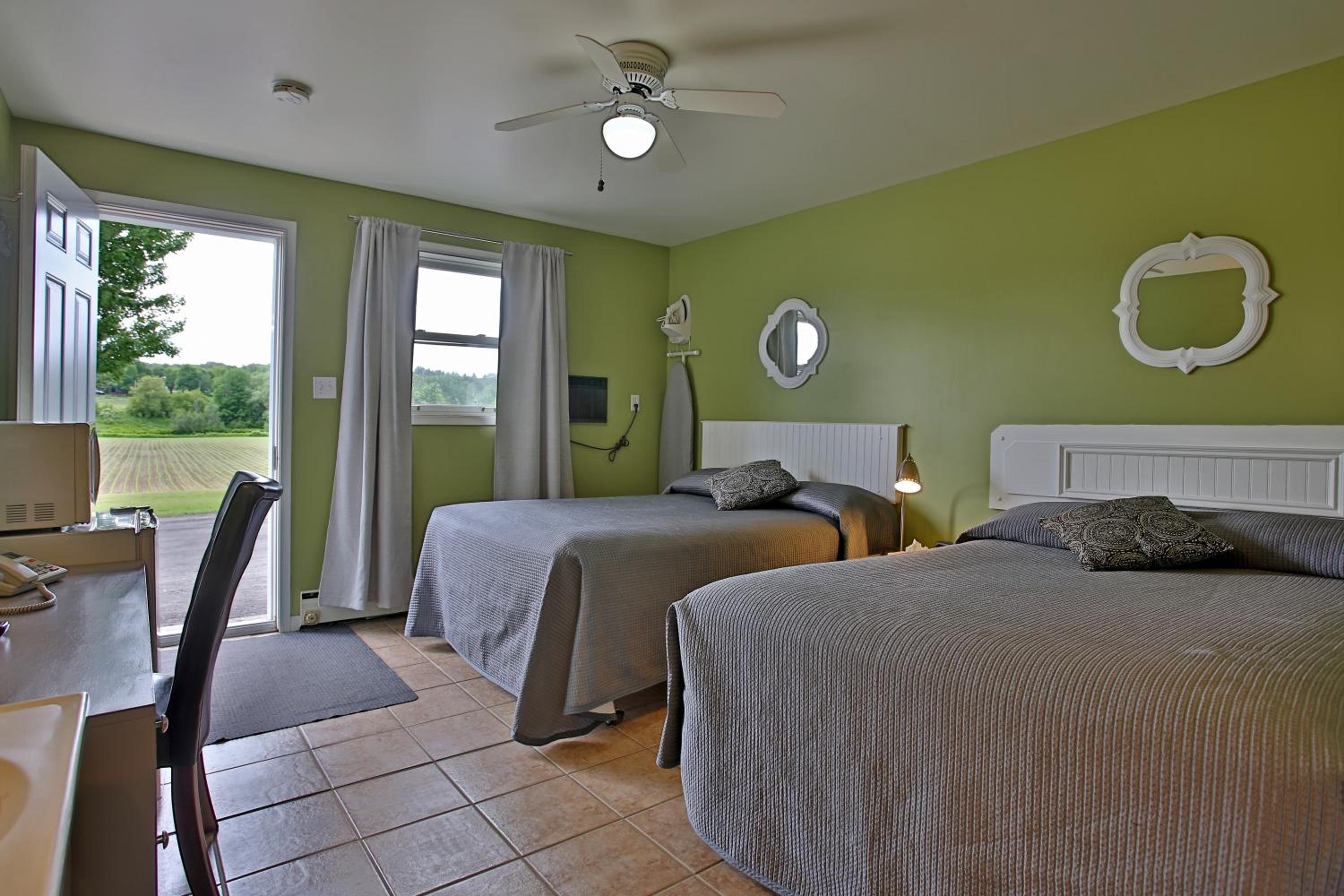 Quadruple Room with Private Bathroom - Photo 1