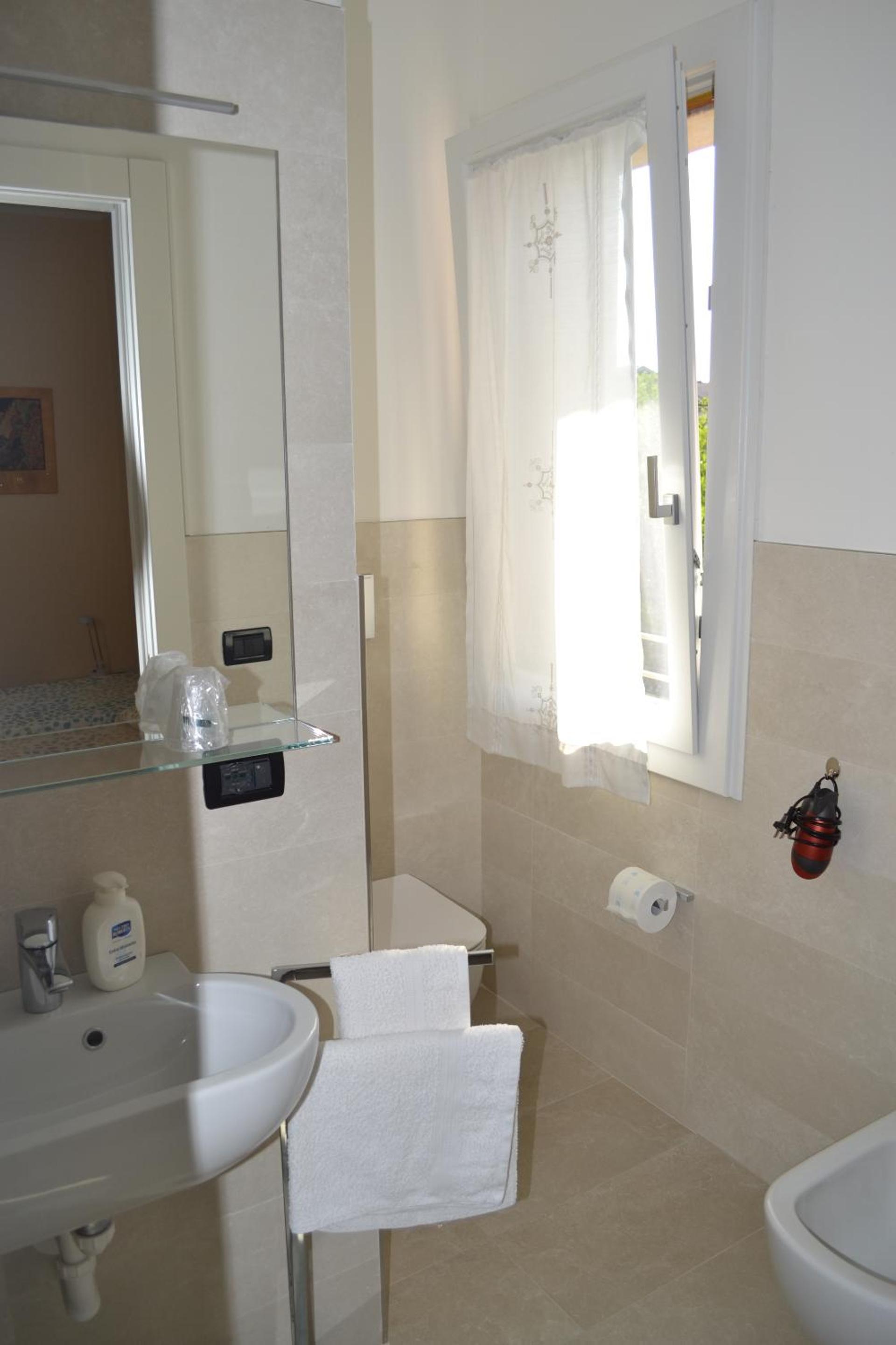 Double or Twin Room - Photo 4