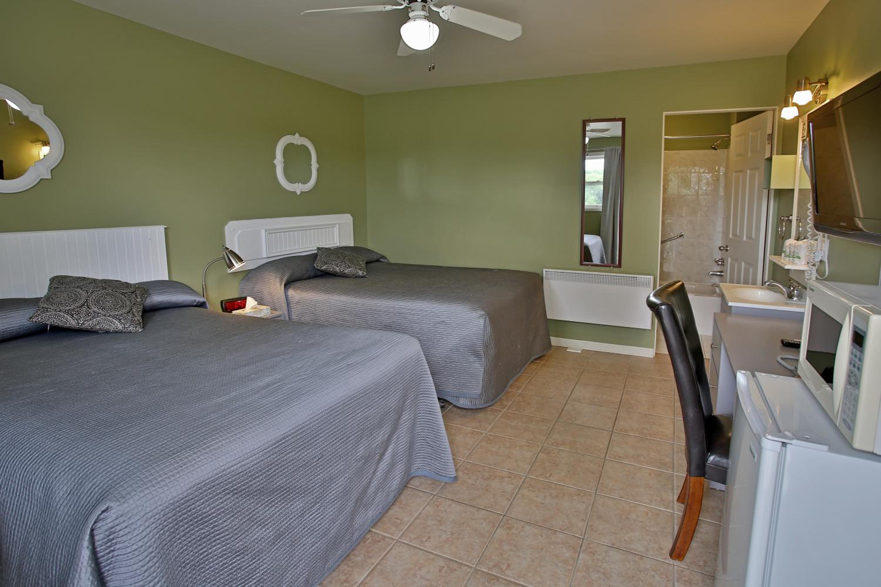 Quadruple Room with Private Bathroom - Photo 5