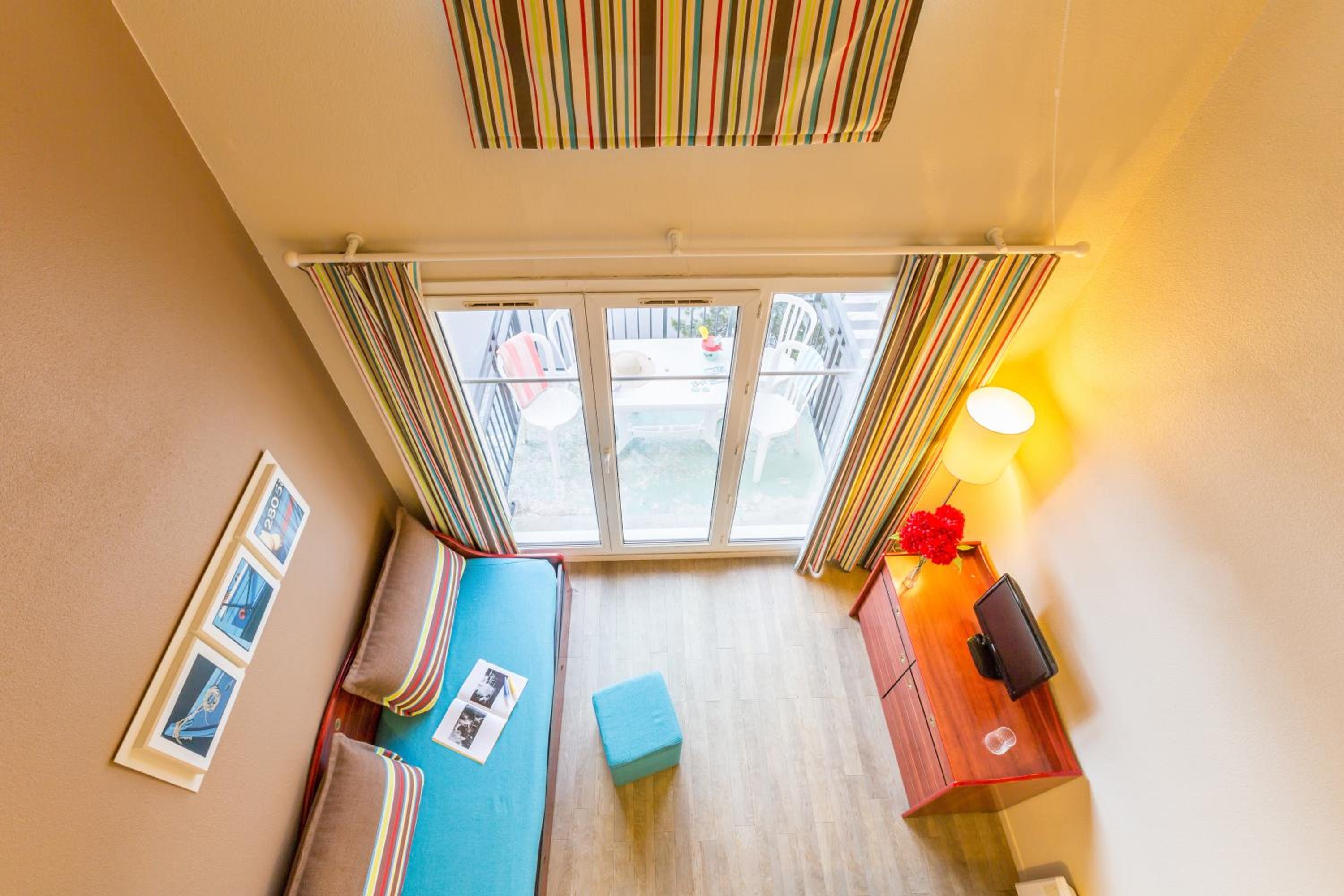 Superior One-Bedroom Duplex Apartment with Sleeping Alcove and Balcony (6 People)