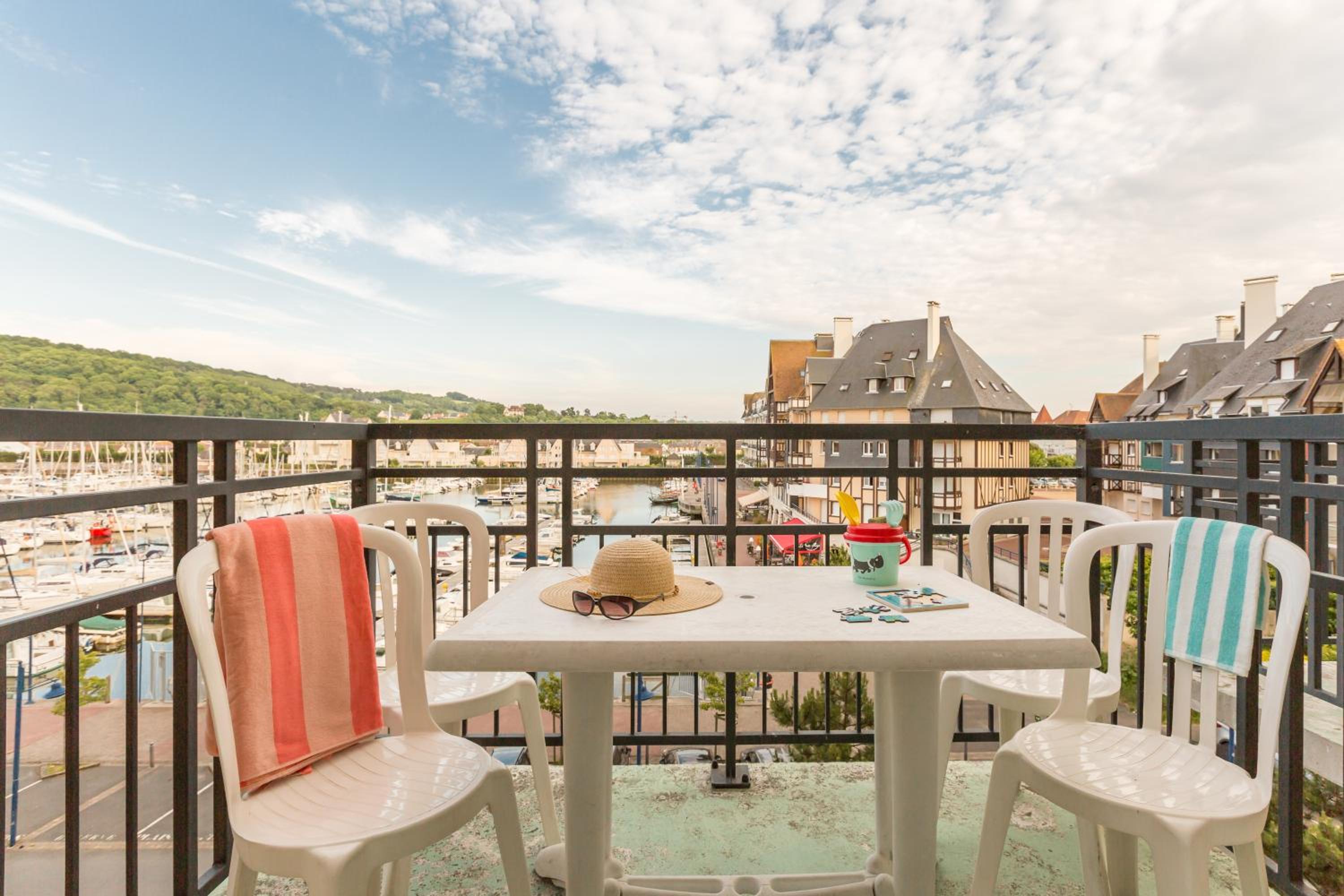 One-Bedroom Duplex Apartment with Sleeping Alcove and Balcony (6 People) - Port View photo 3