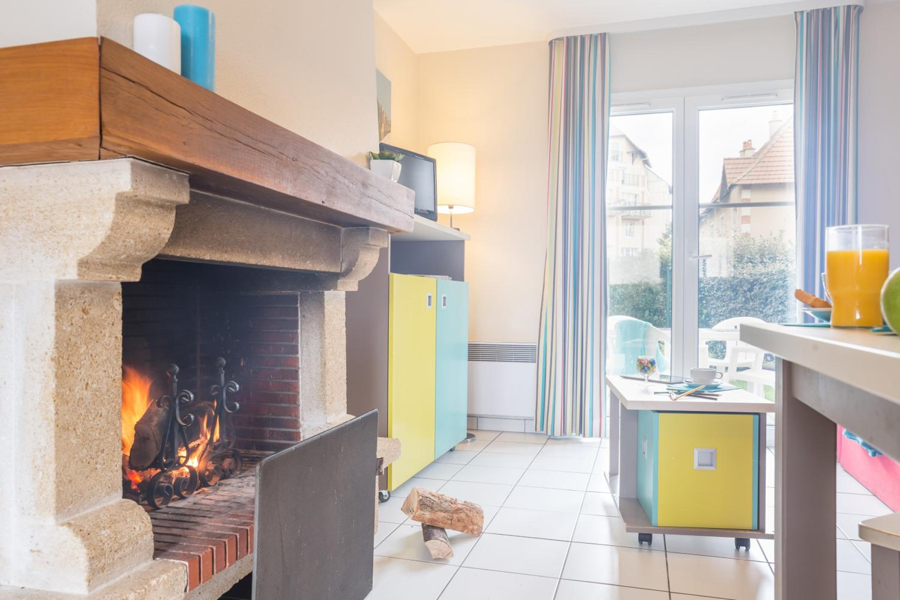 Superior One-Bedroom Duplex House with Sleeping Alcove, Fireplace and Terrace (6 People)