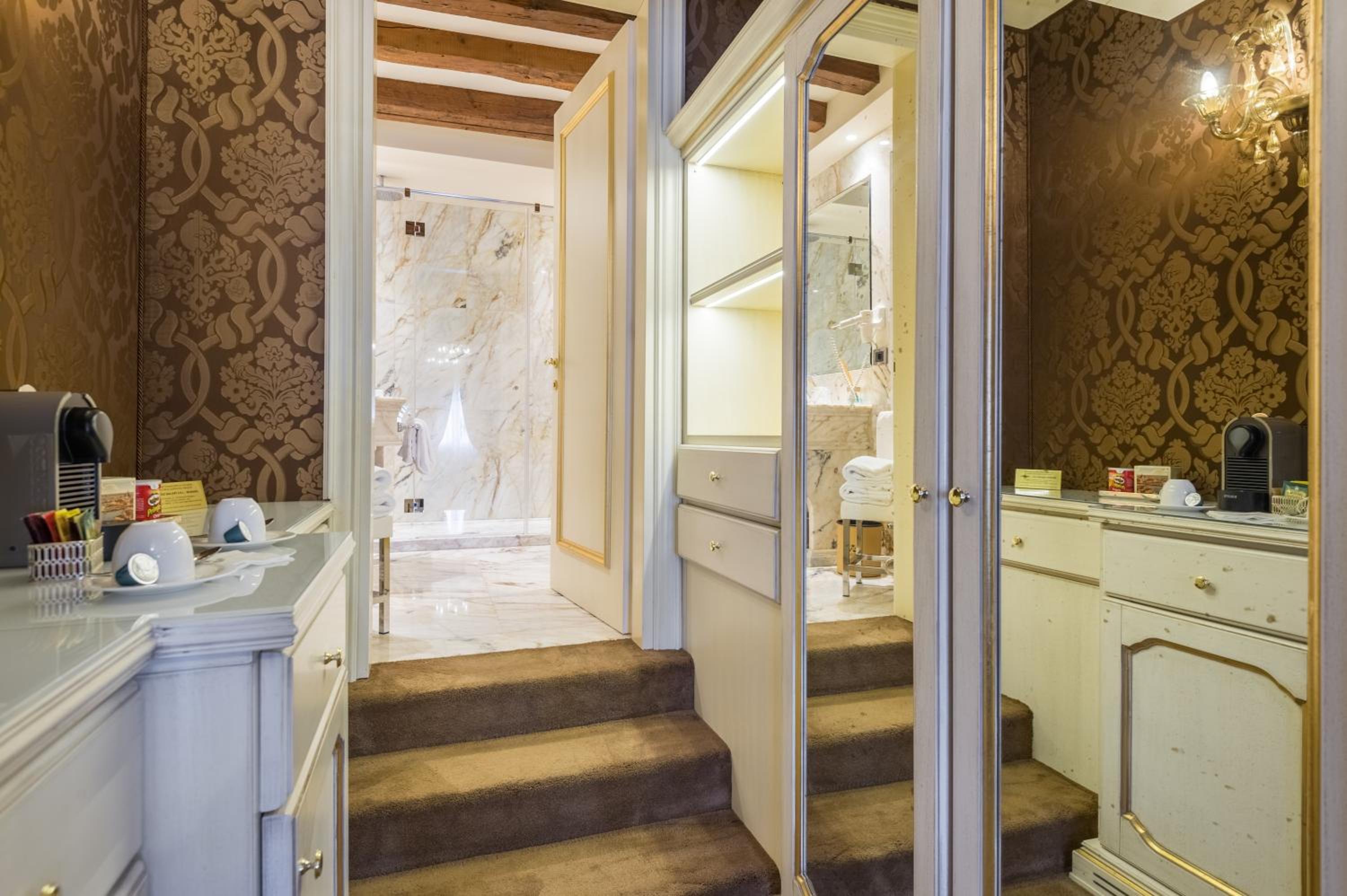 Deluxe Double or Twin Room thumbnail 6