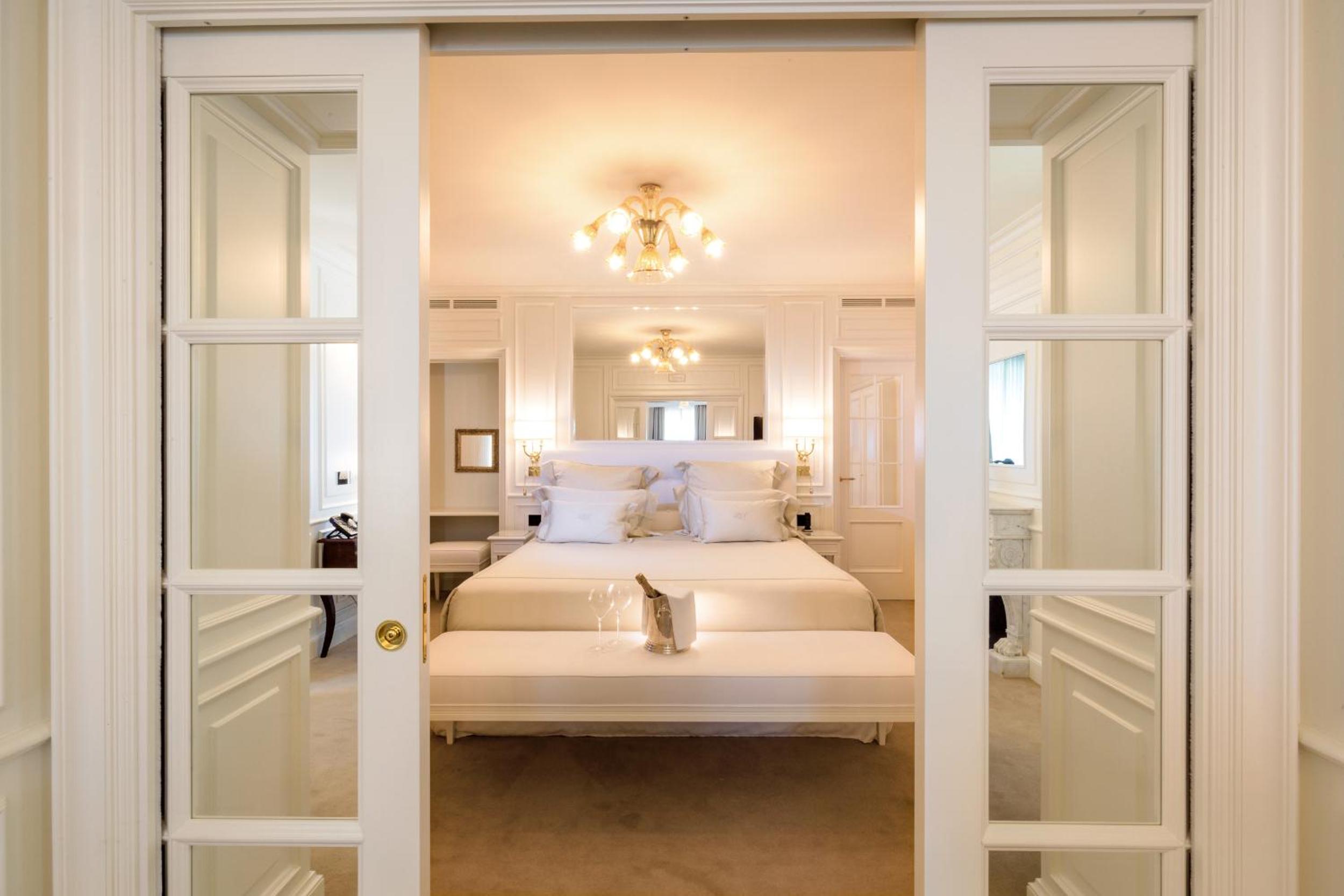 Deluxe King Suite photo 1