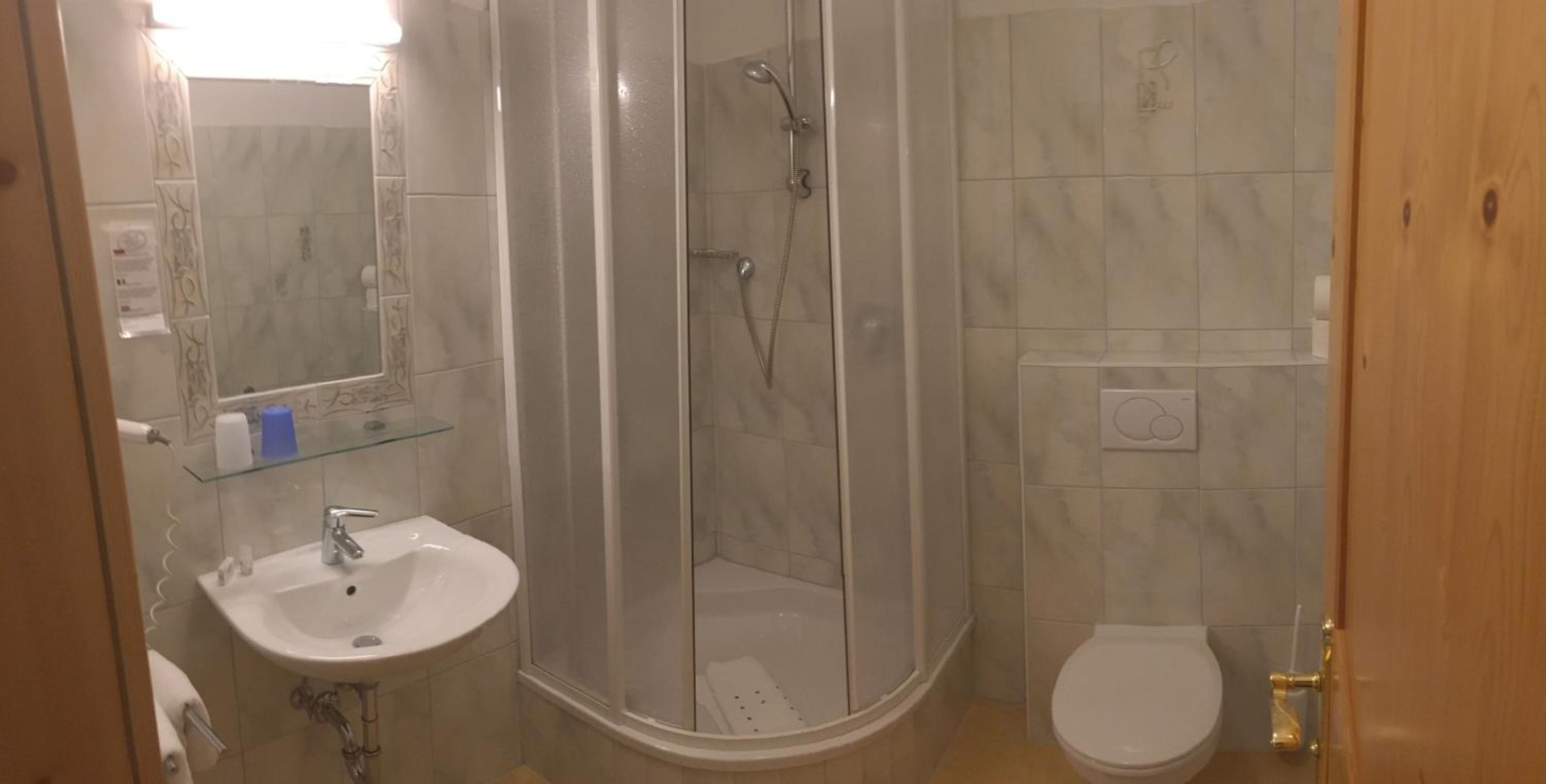 Standard Double Room with Balcony - Photo 4
