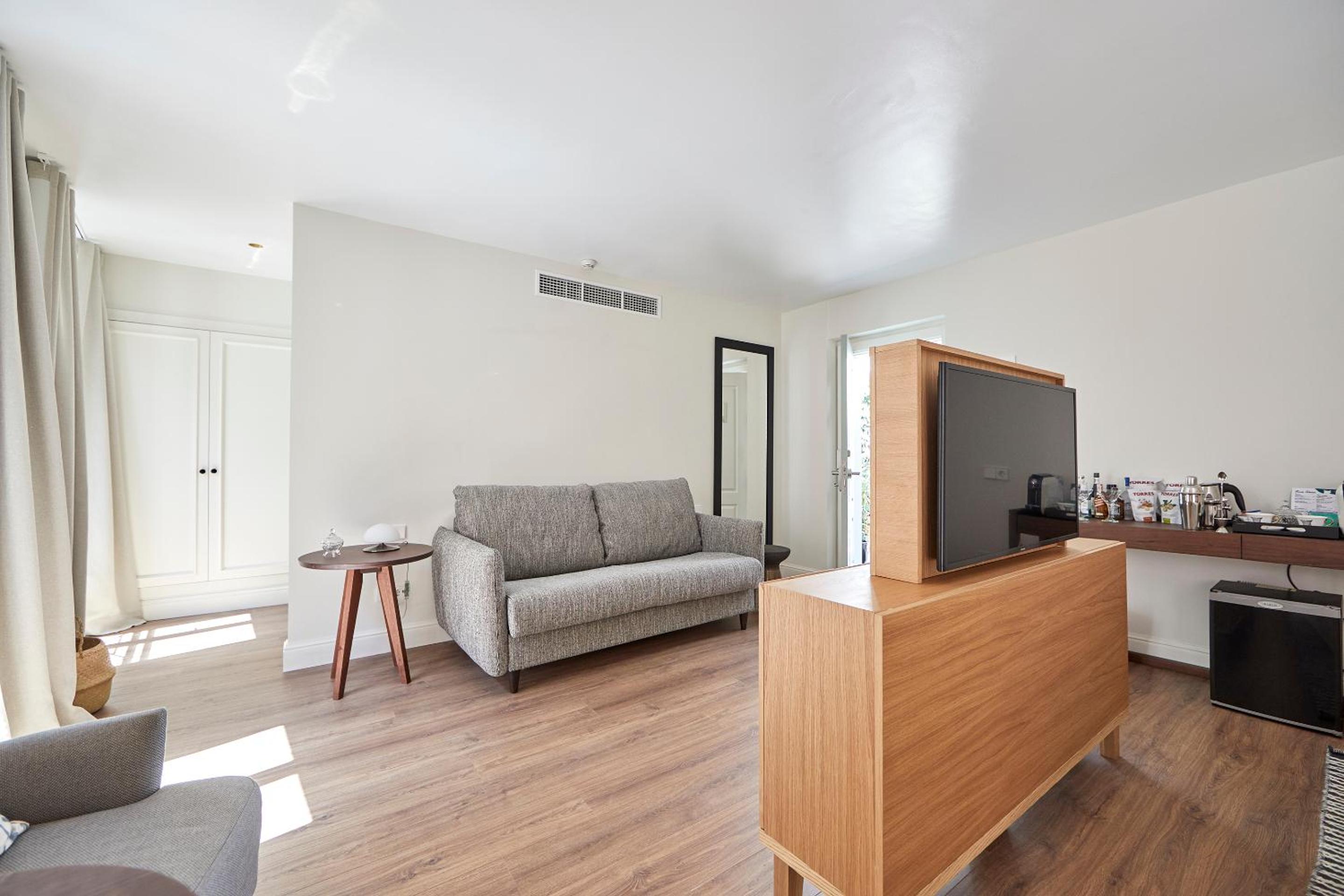 Deluxe Junior Suite - Photo 6