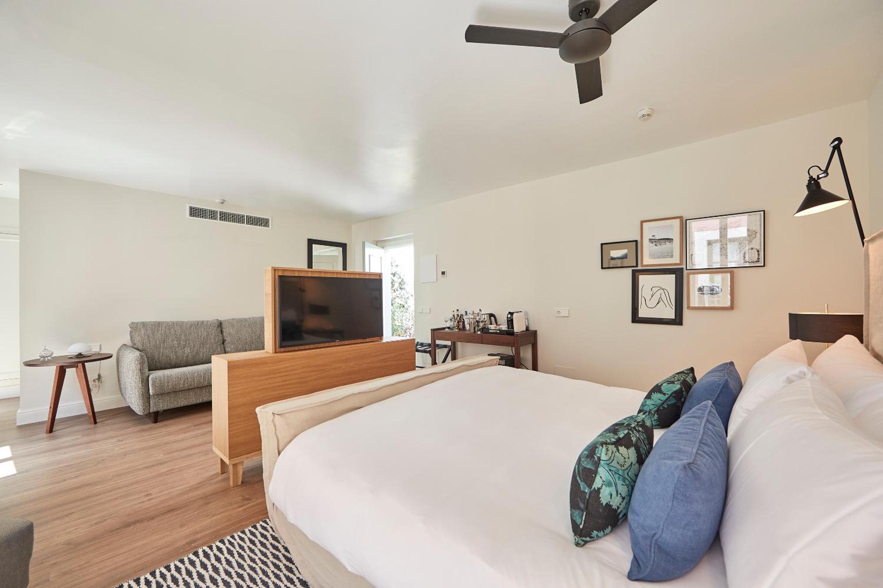 Deluxe Junior Suite - Photo 3