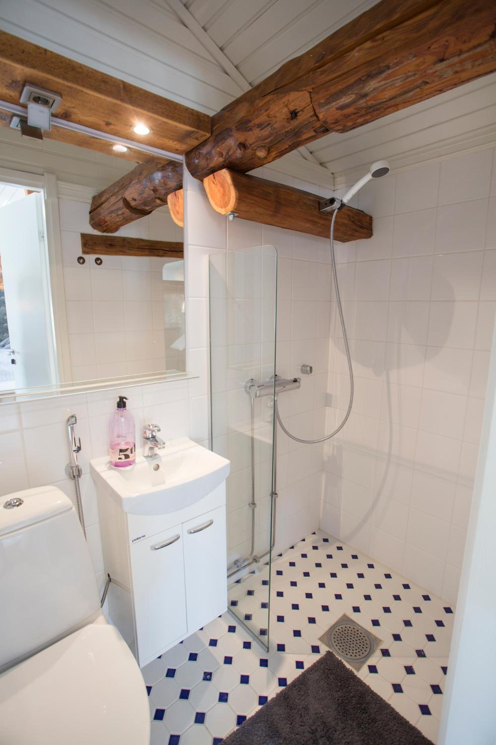 Quadruple Room with Private Bathroom - Photo 3