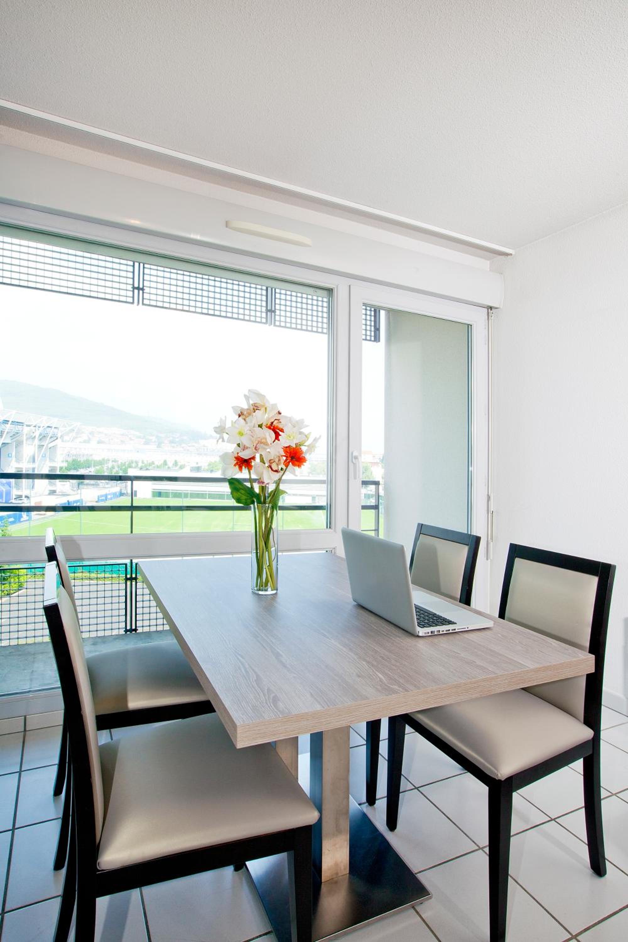 One-Bedroom Apartment - Photo 4