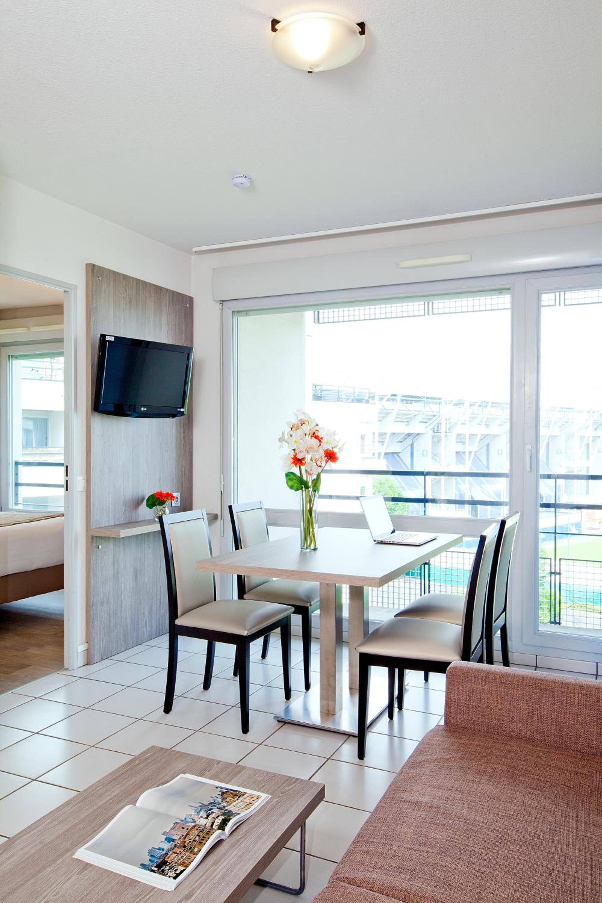 One-Bedroom Apartment - Photo 3