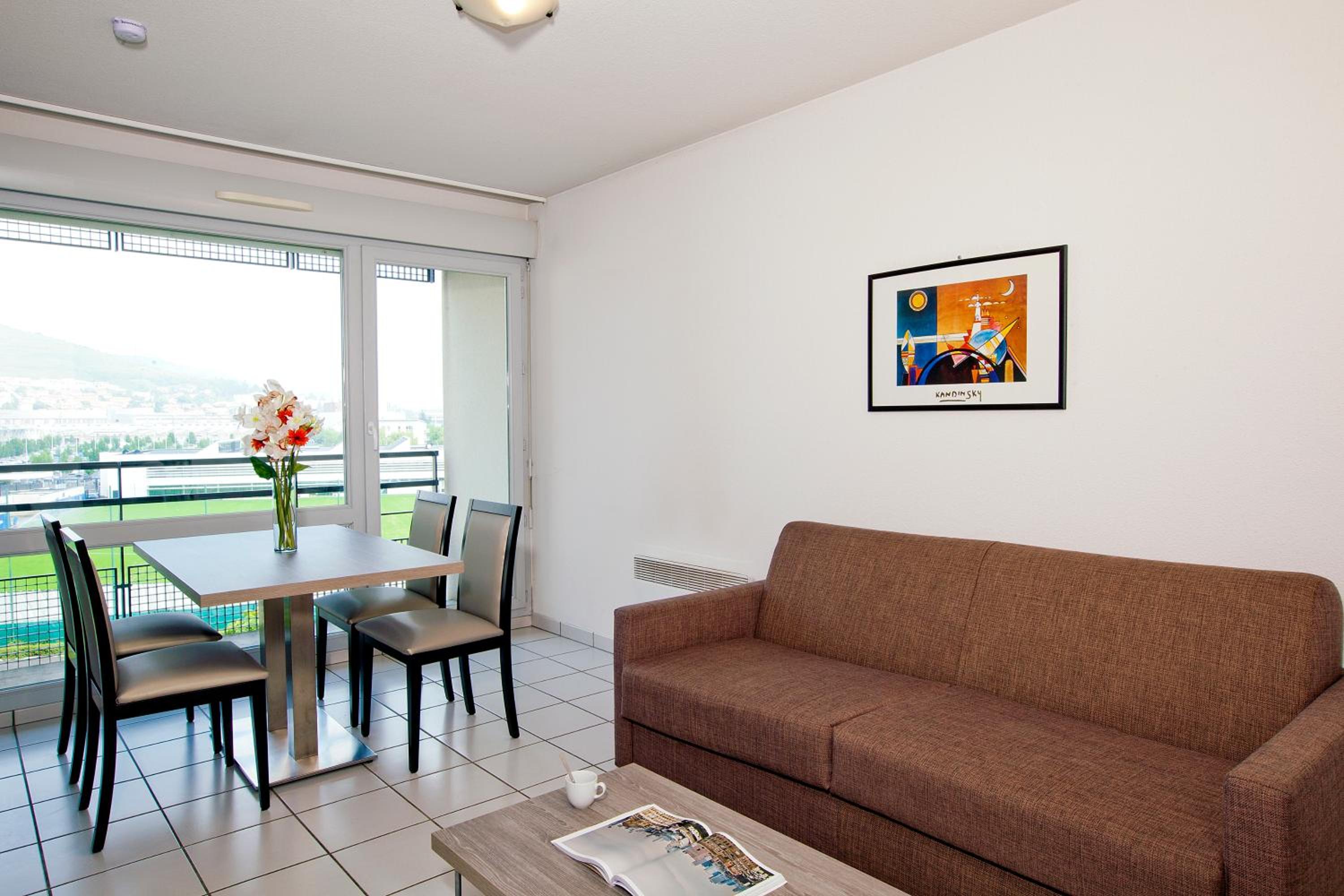 One-Bedroom Apartment - Photo 2