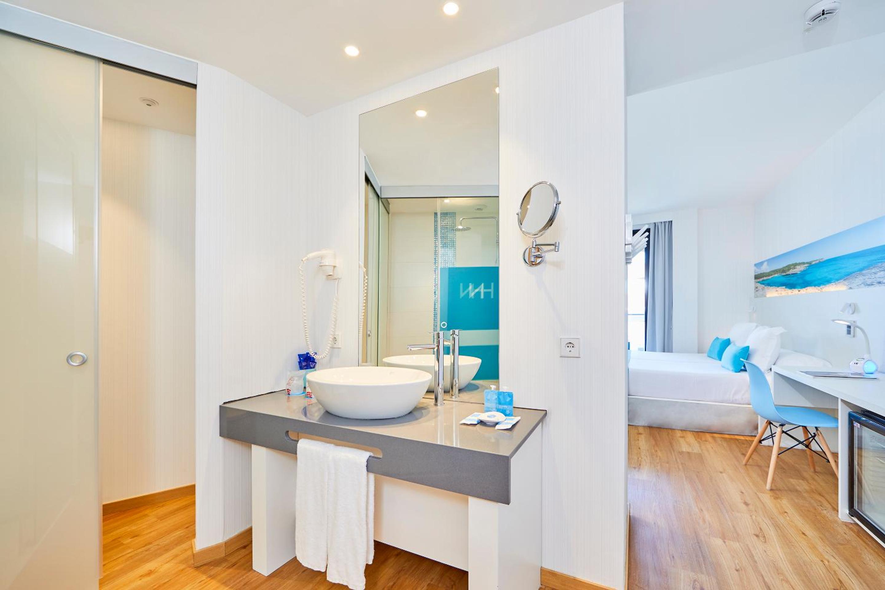 Superior Double or Twin Room with Lateral Sea View with Solarium