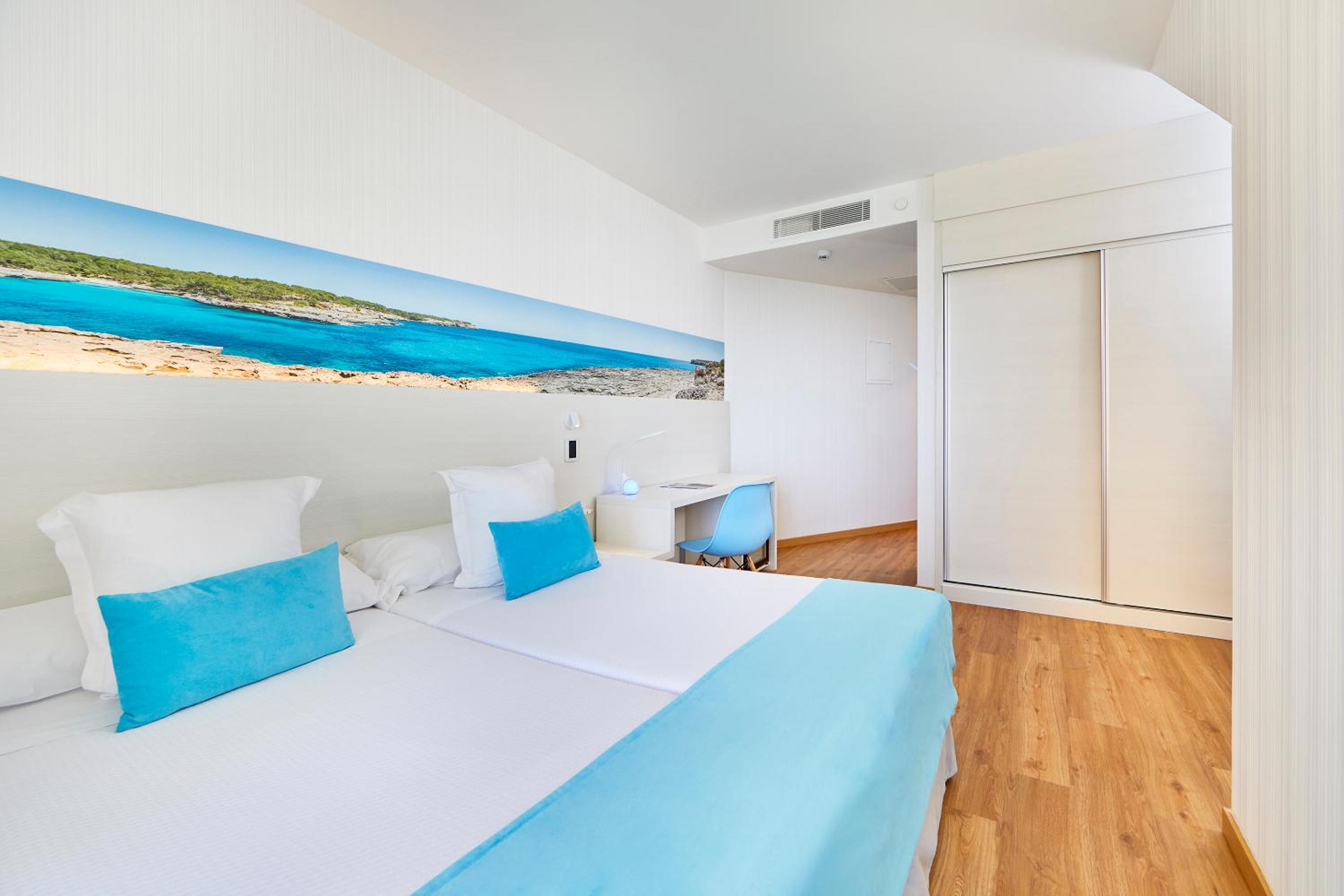 Superior Double or Twin Room with Lateral Sea View with Solarium