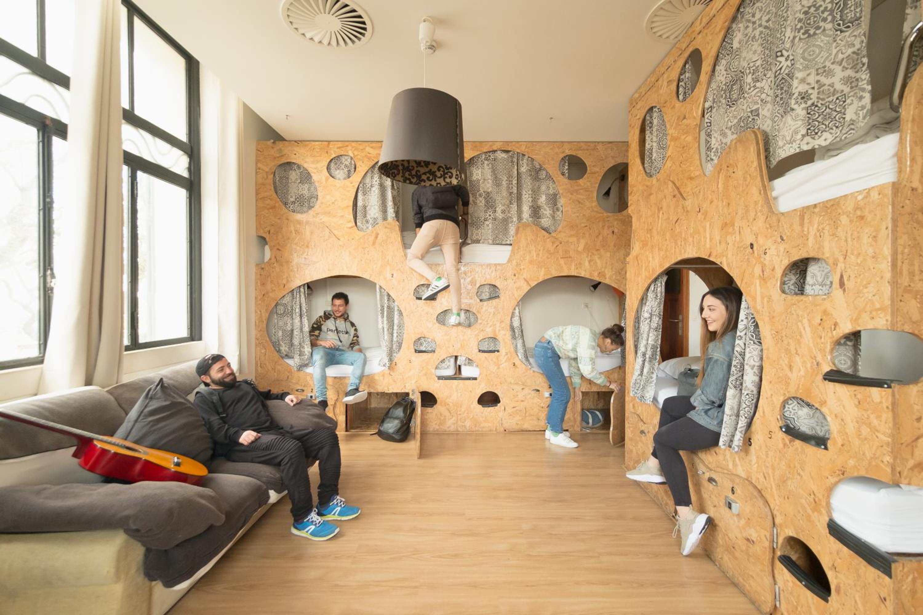 Bed In 6-Bed Mixed Dormitory Room With En Suite Bathroom  photo 3