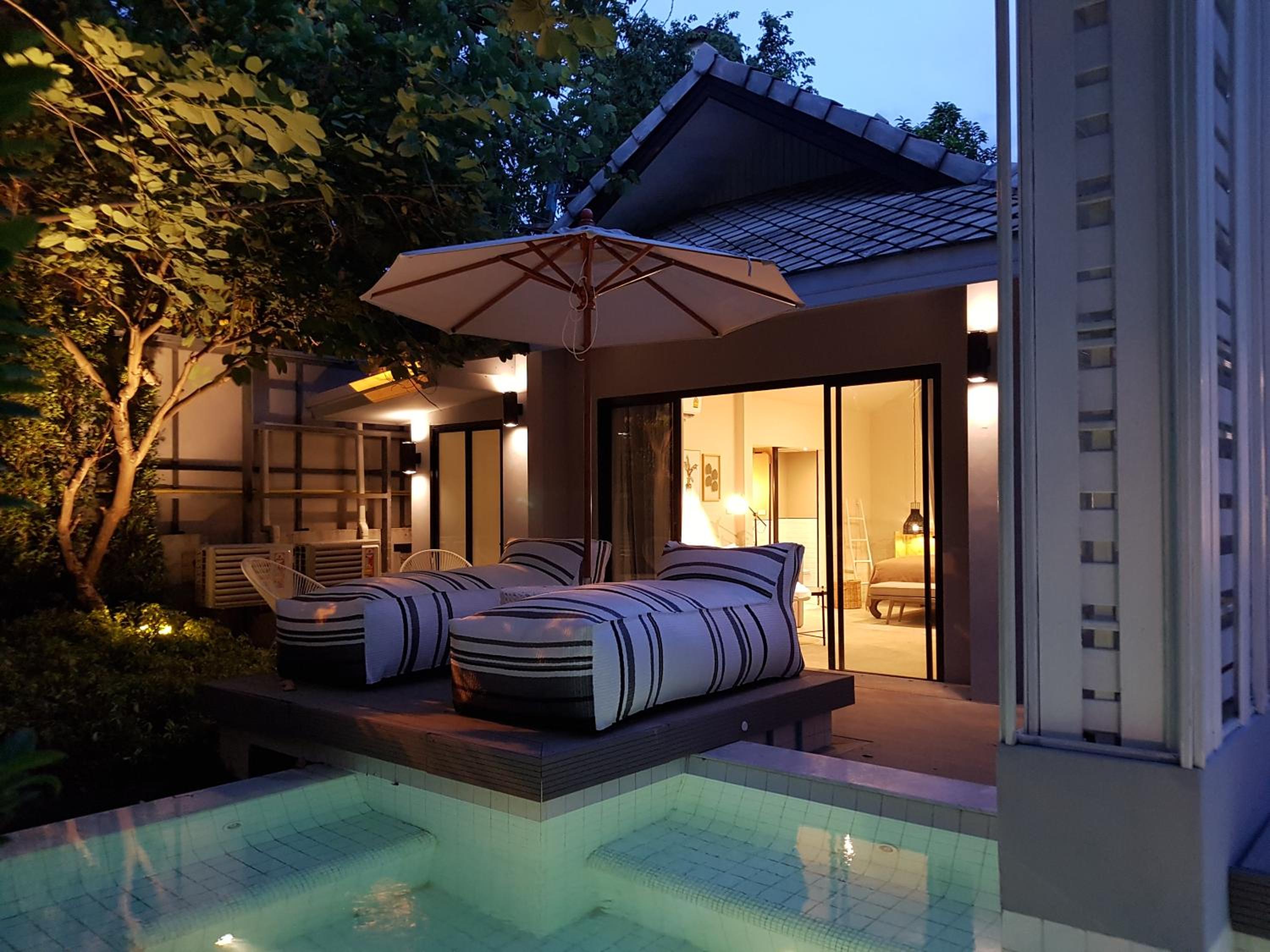 Deluxe Room with Pool Access - Photo 7