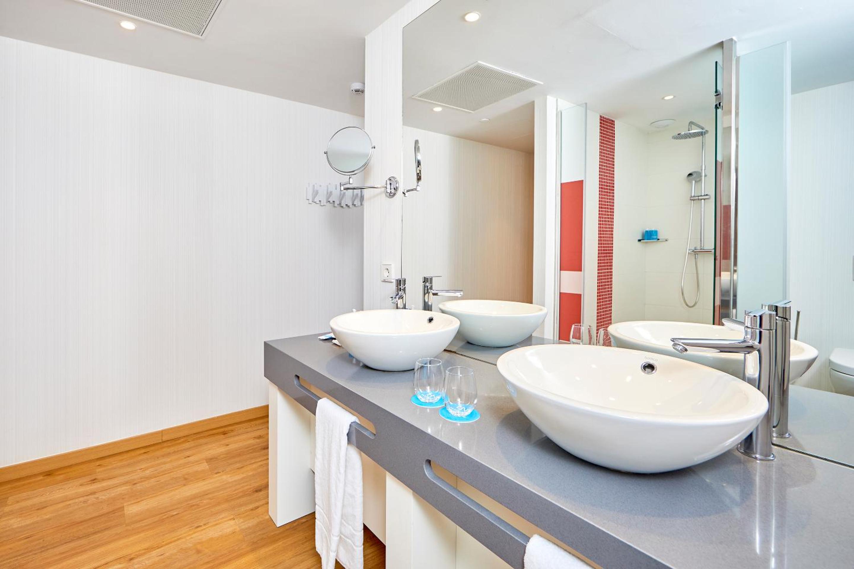 Superior Double or Twin Room with Terrace and Sea View thumbnail 5