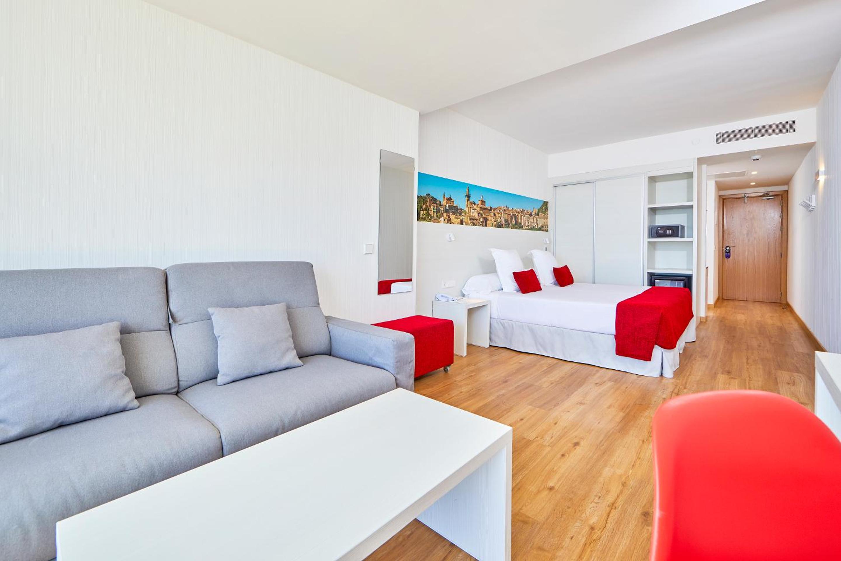 Superior Double or Twin Room with Terrace and Sea View thumbnail 6