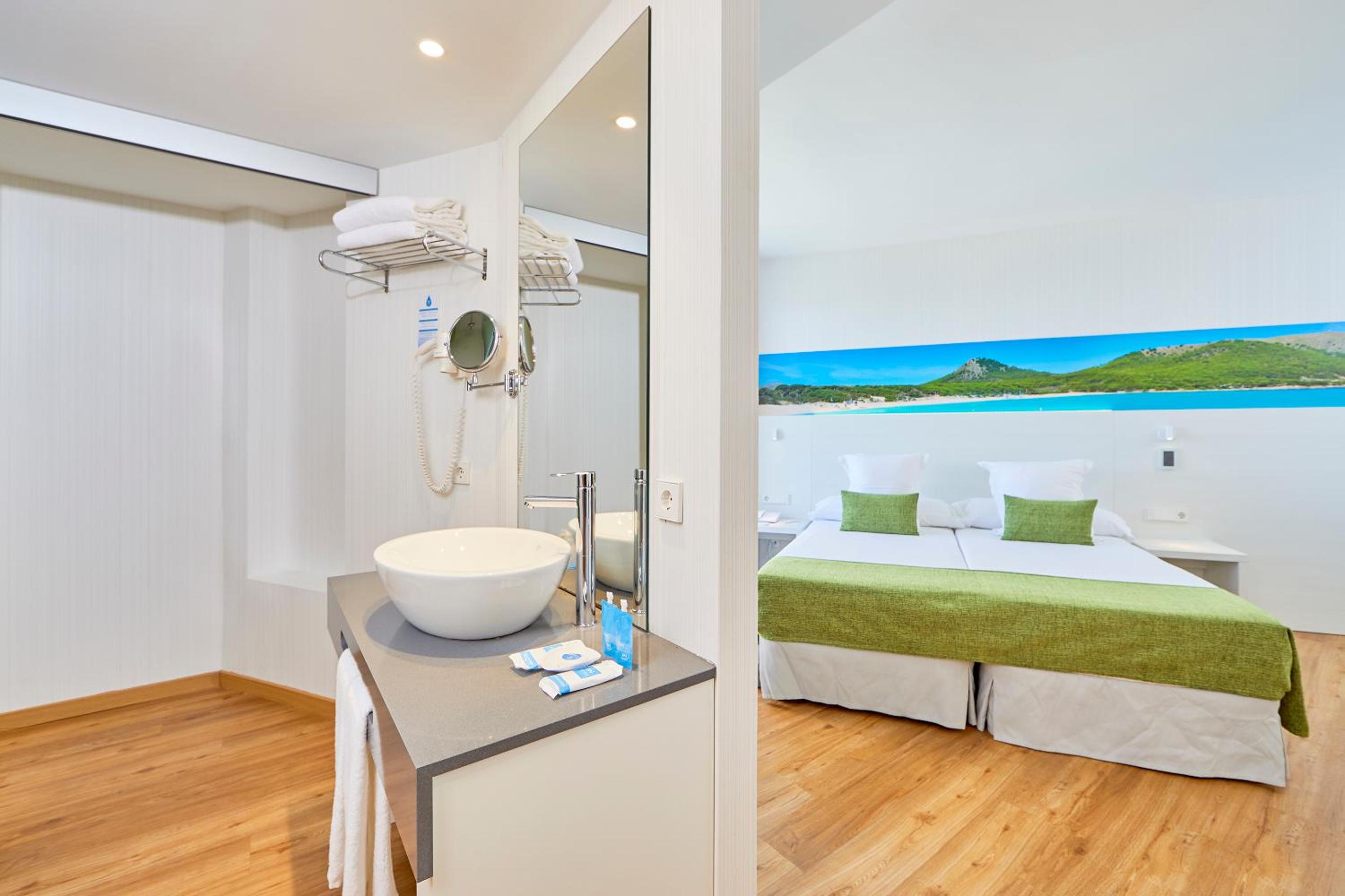 Superior Double or Twin Room with Lateral Sea View