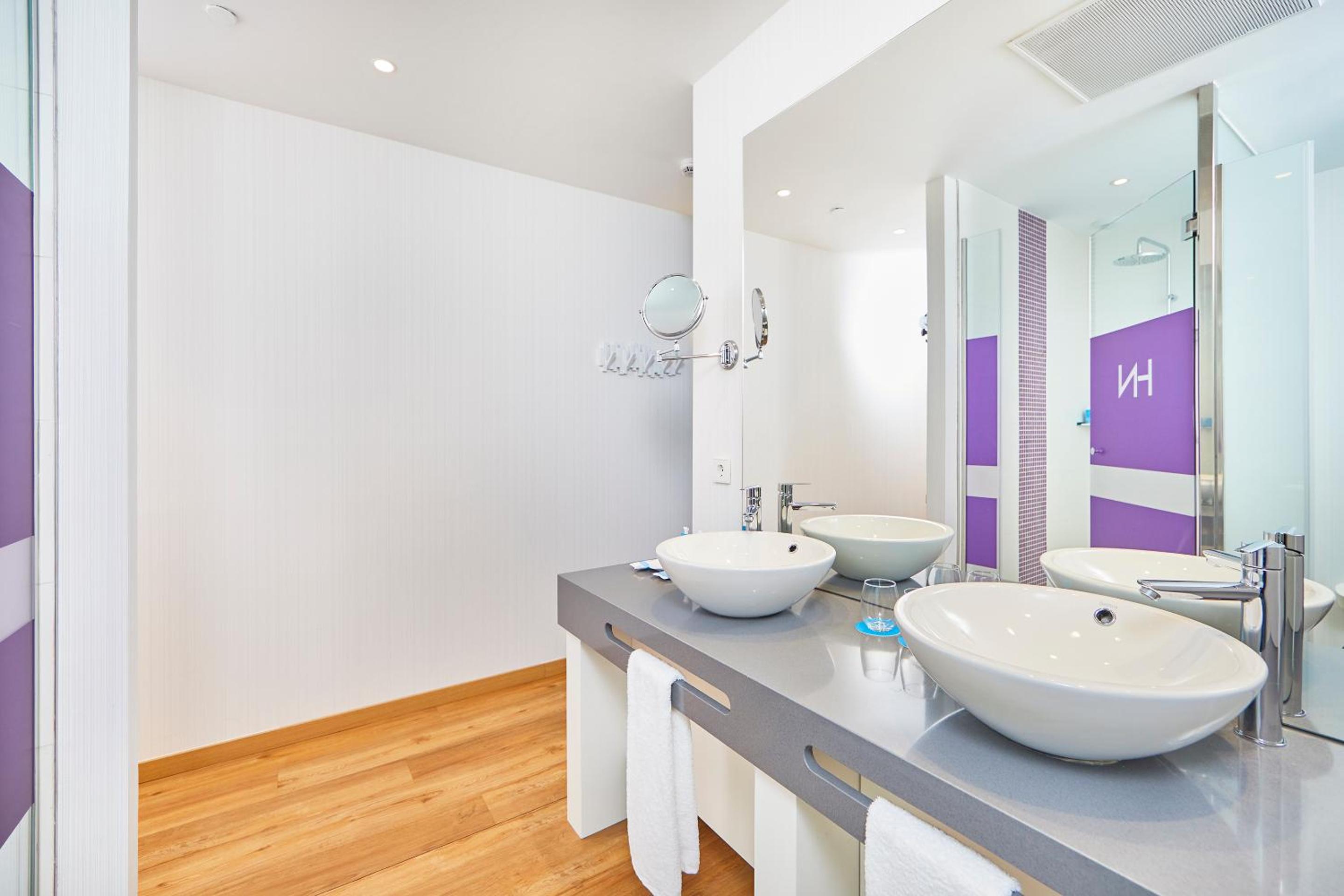 Superior Double or Twin Room with Sea View thumbnail 6
