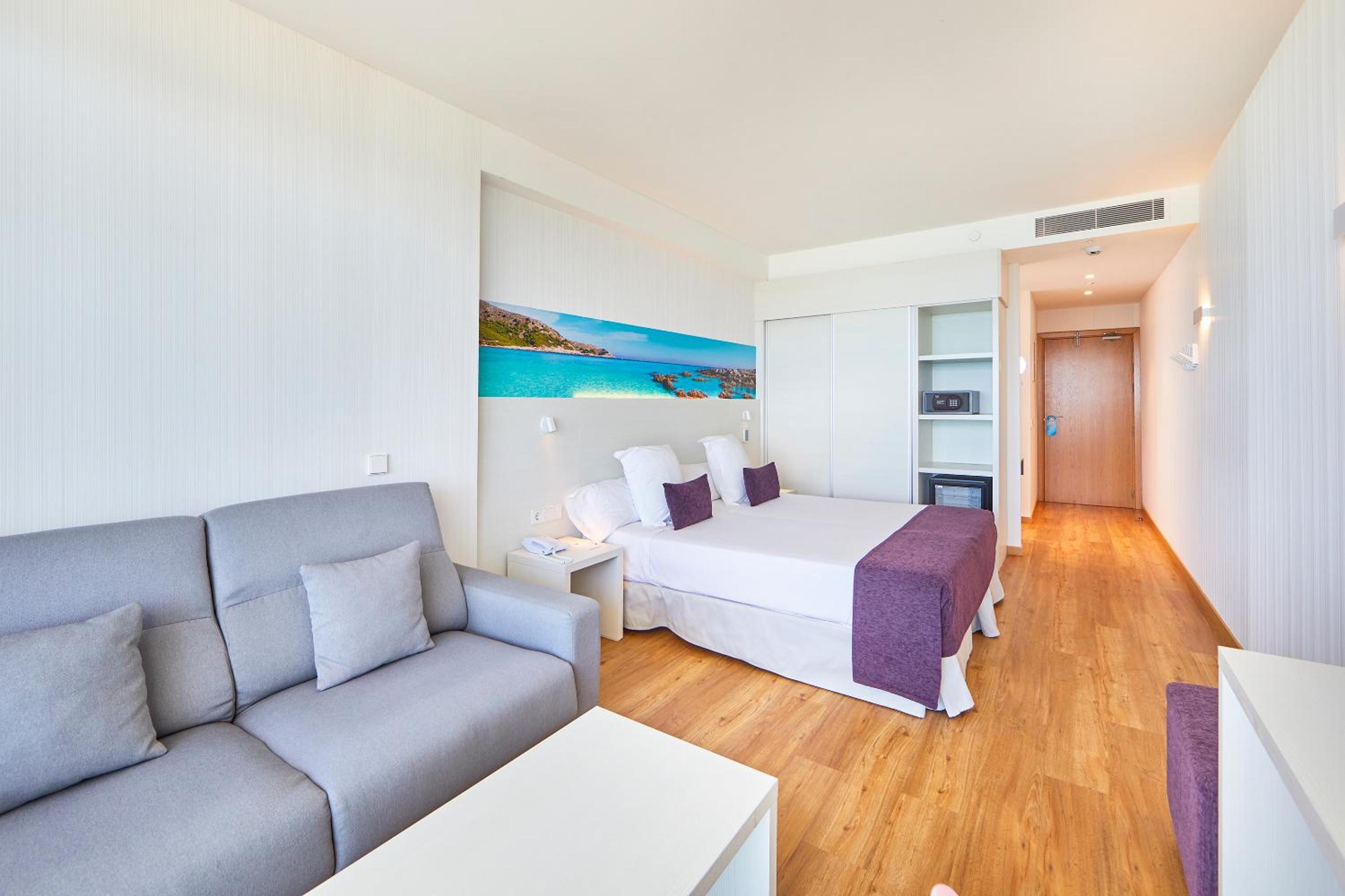 Superior Double or Twin Room with Sea View thumbnail 6