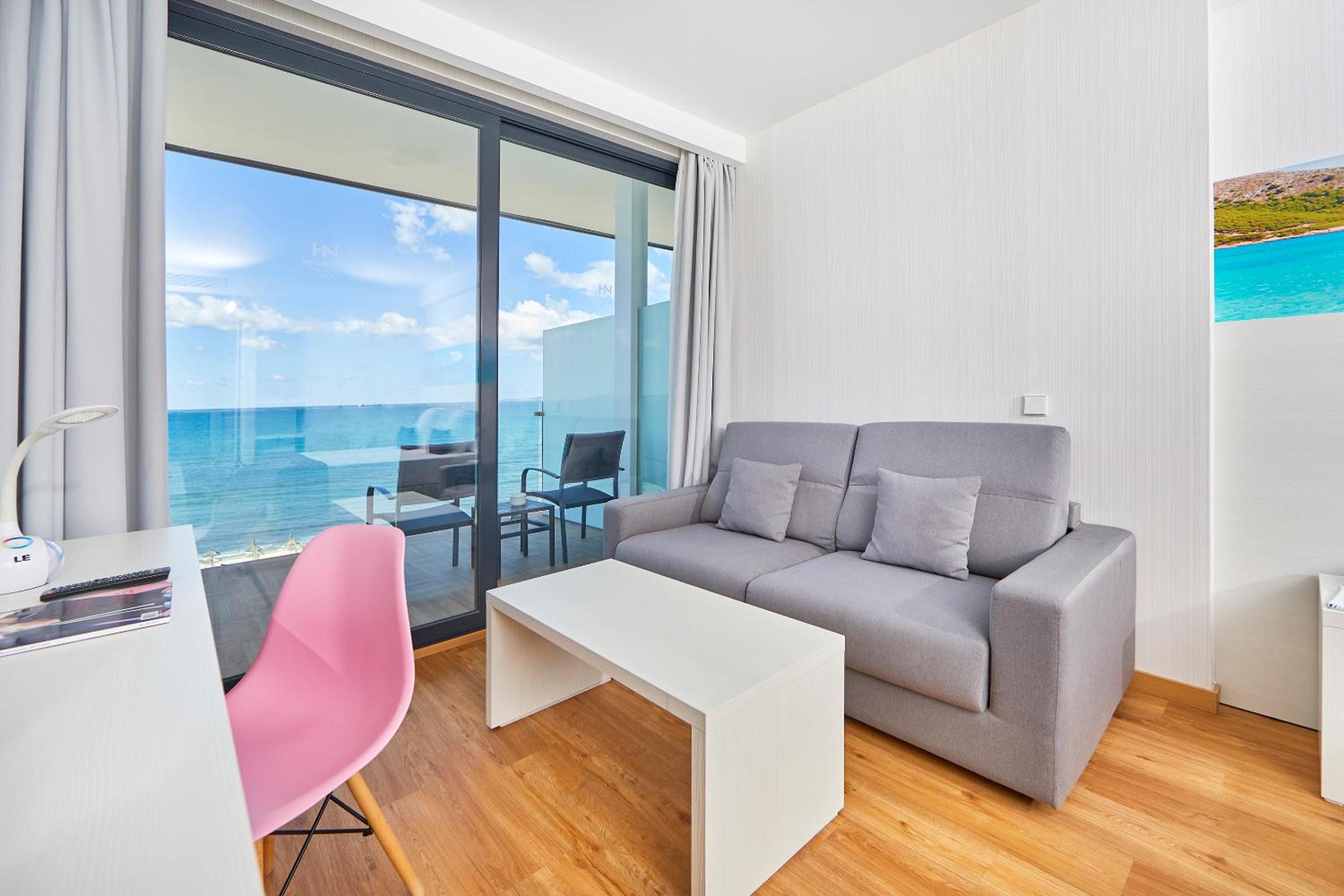 Superior Double or Twin Room with Sea View thumbnail 5