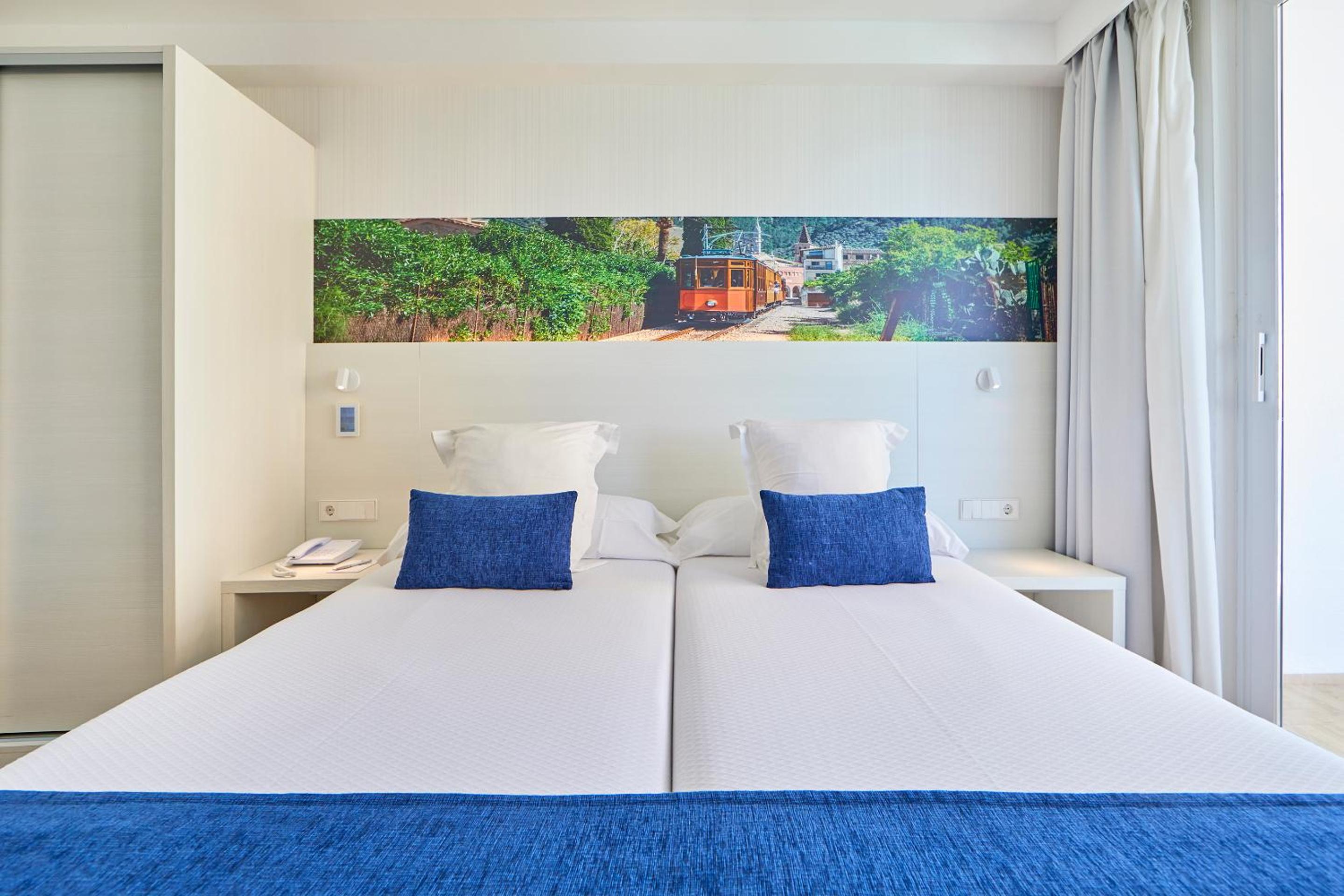 Double or Twin Room with Lateral Sea View thumbnail 5