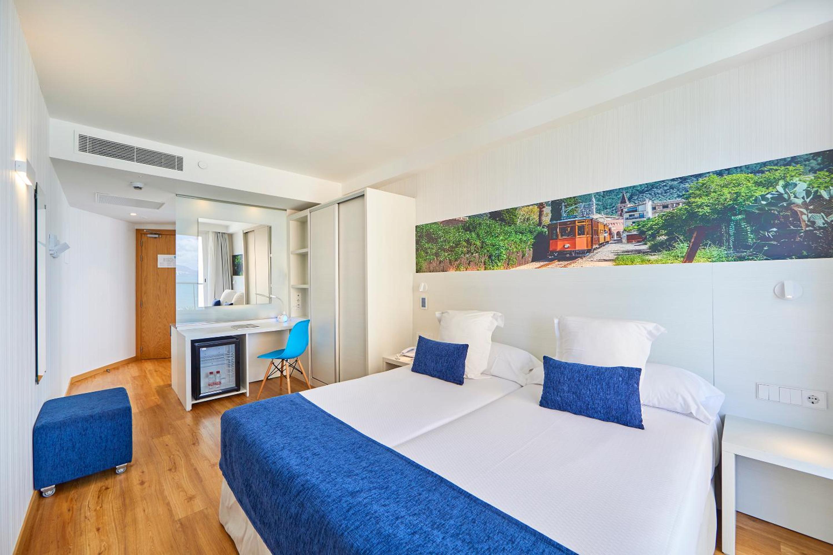 Double or Twin Room with Lateral Sea View