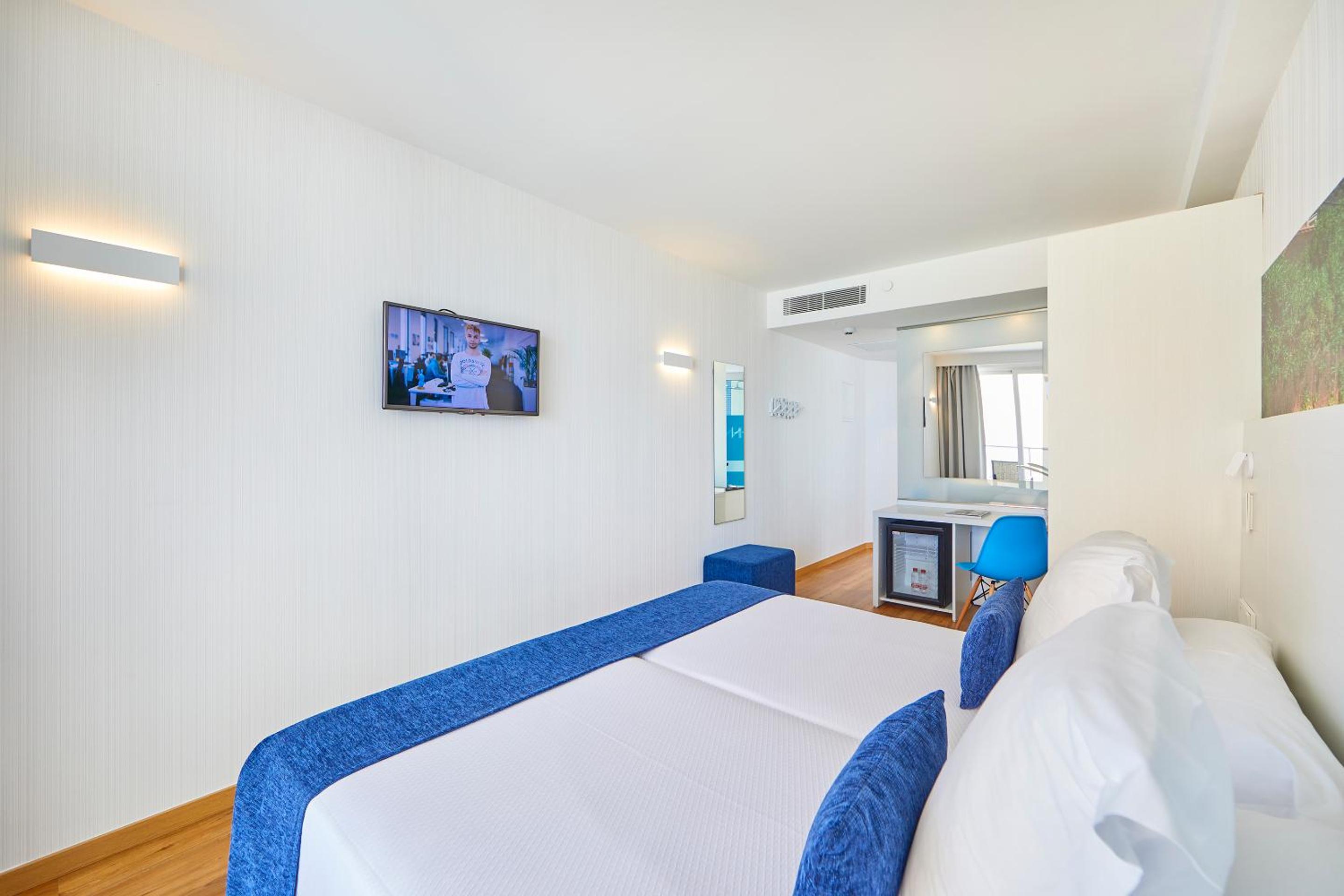 Double or Twin Room with Lateral Sea View thumbnail 6