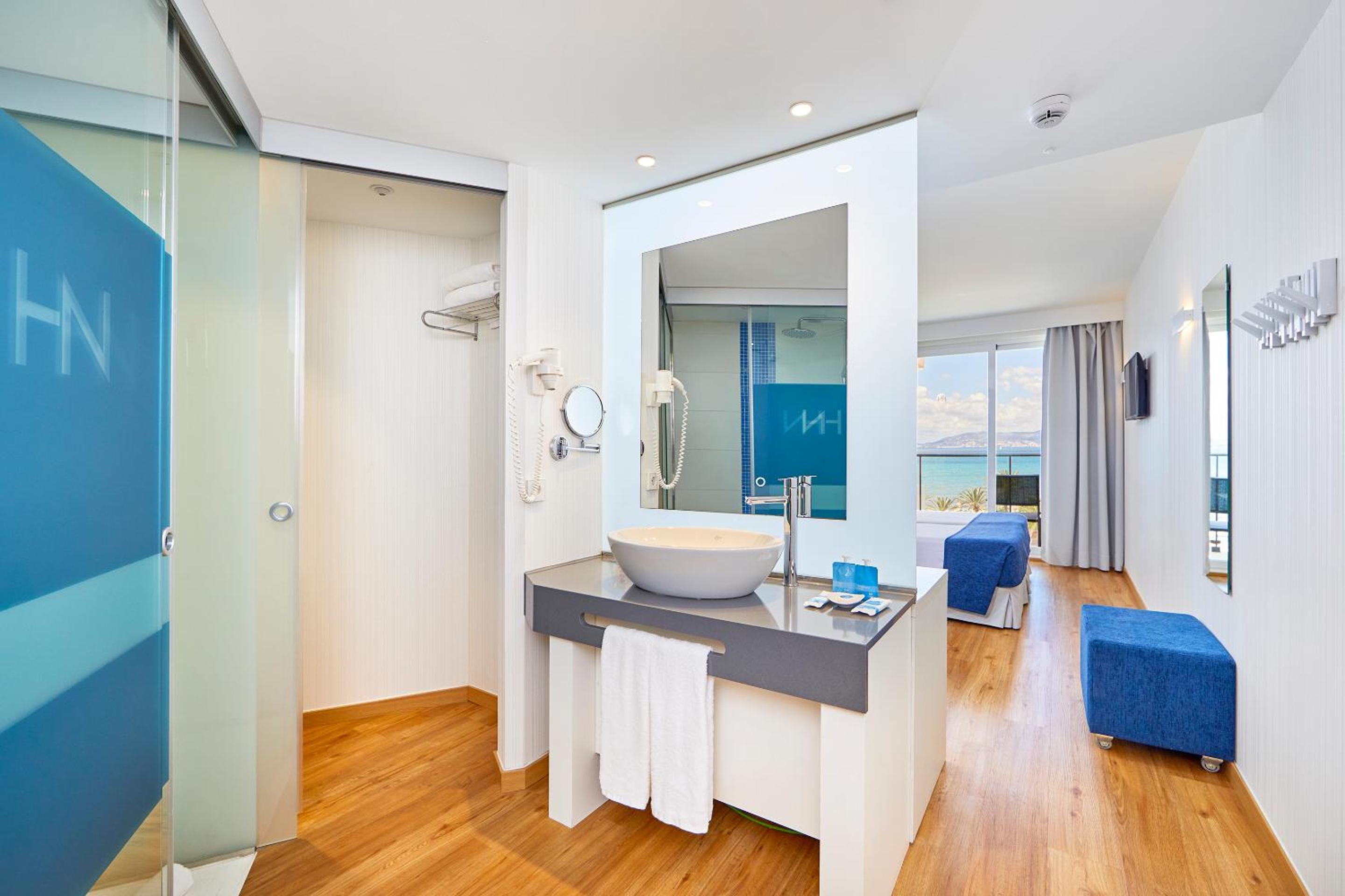 Double or Twin Room with Lateral Sea View