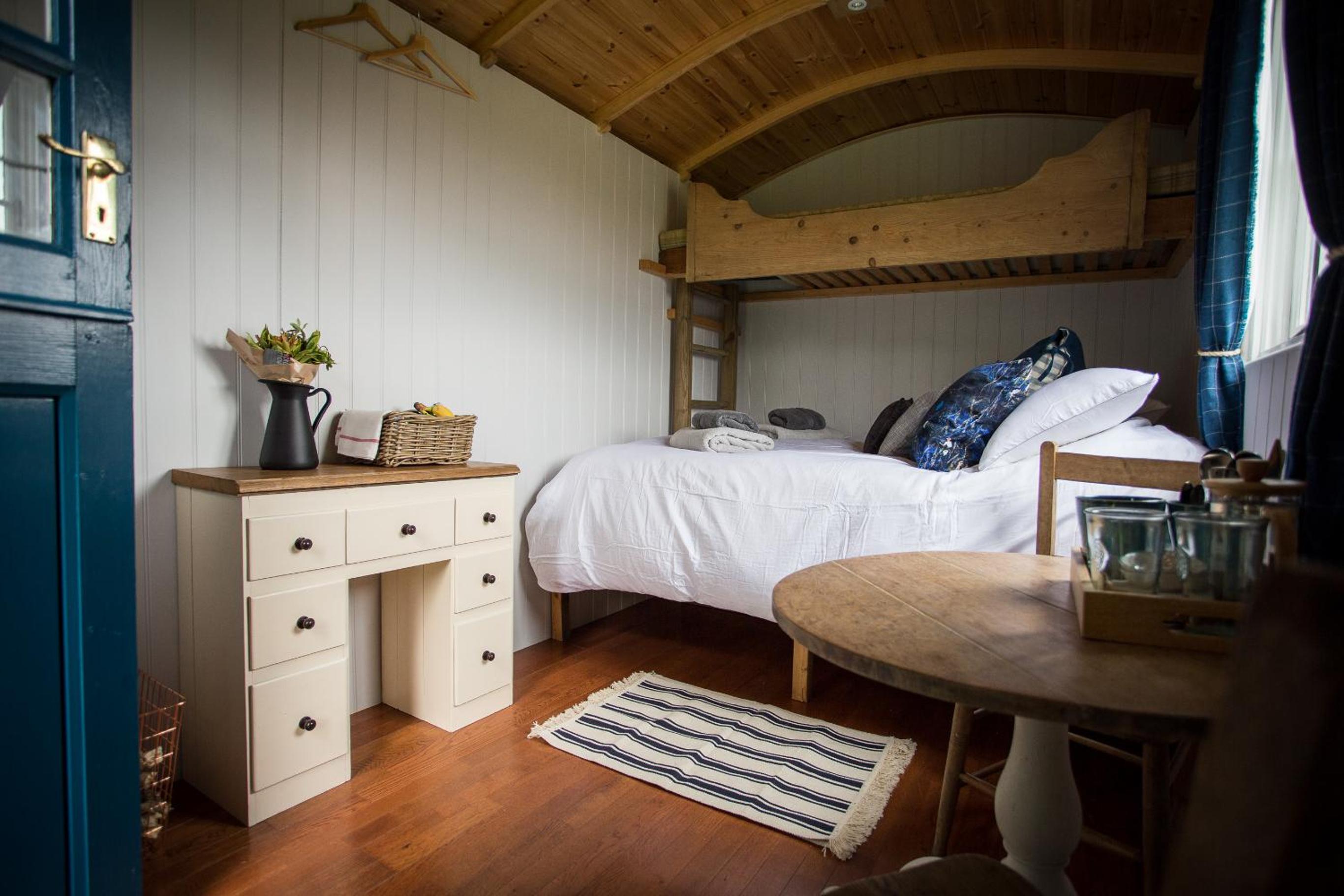 Double Room with Extra Bed - Photo 9