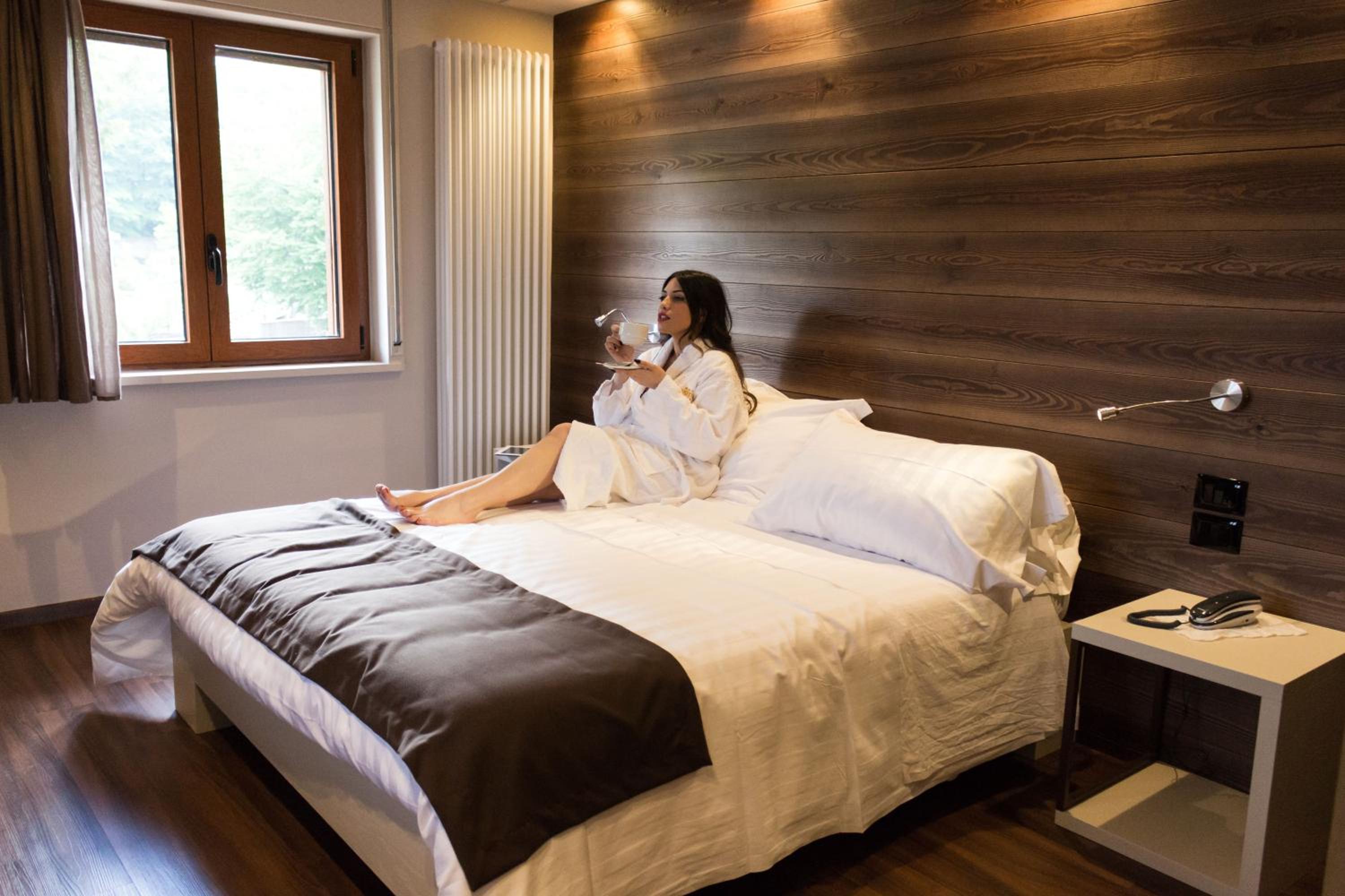 Deluxe Suite with Spa Bath - Photo 8