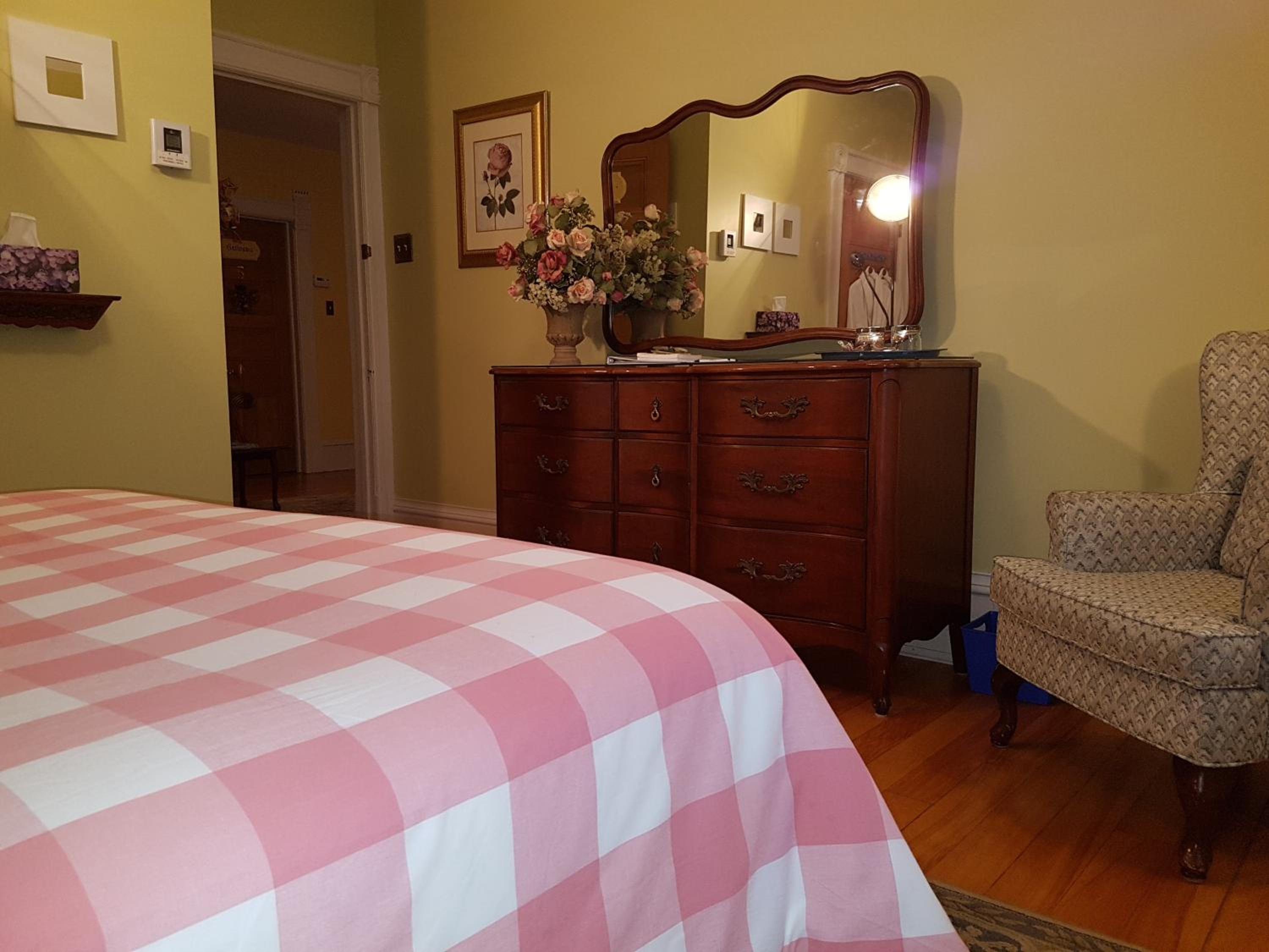 Queen Room photo 2