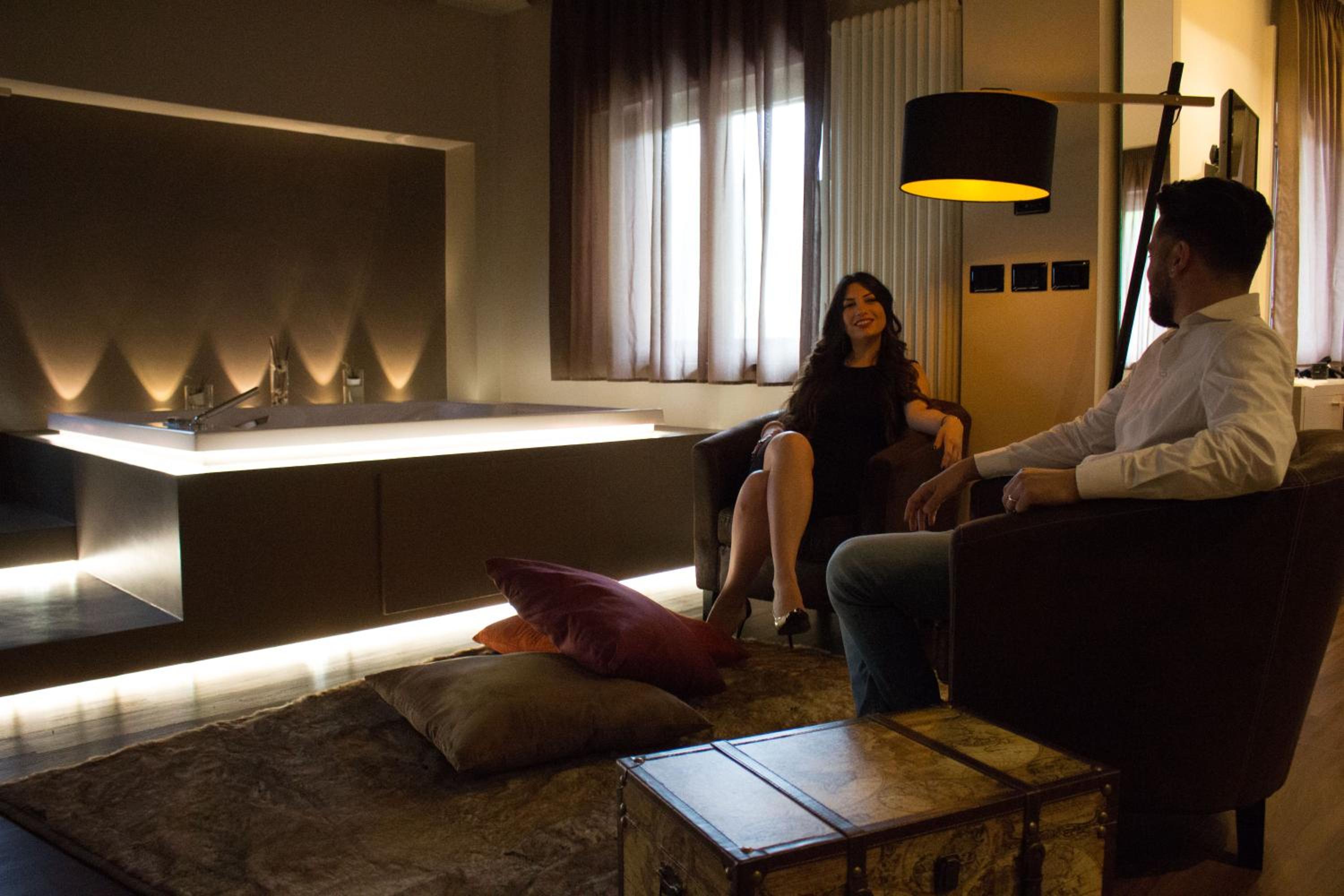 Deluxe Suite with Spa Bath - Photo 11