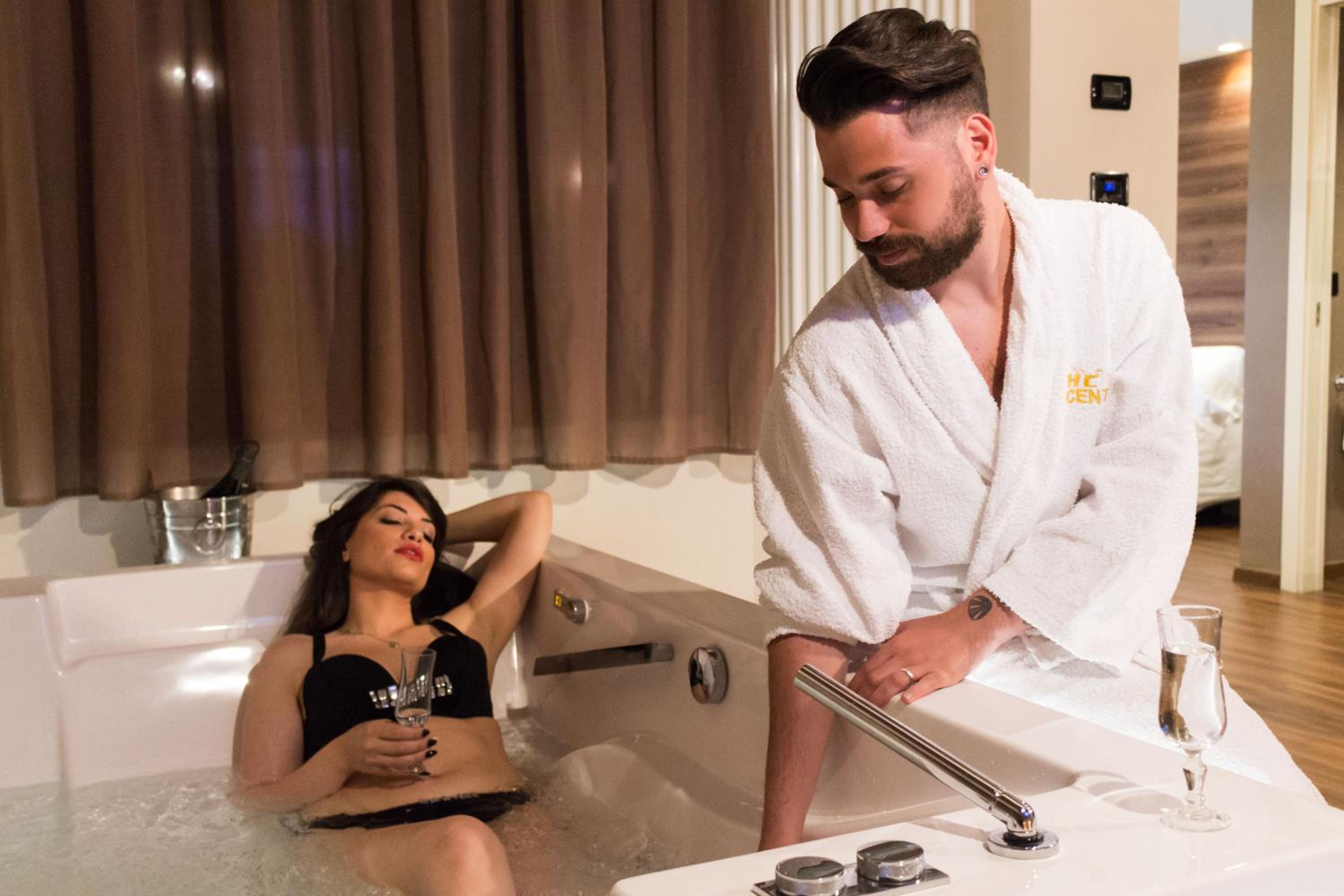 Deluxe Suite with Spa Bath - Photo 6