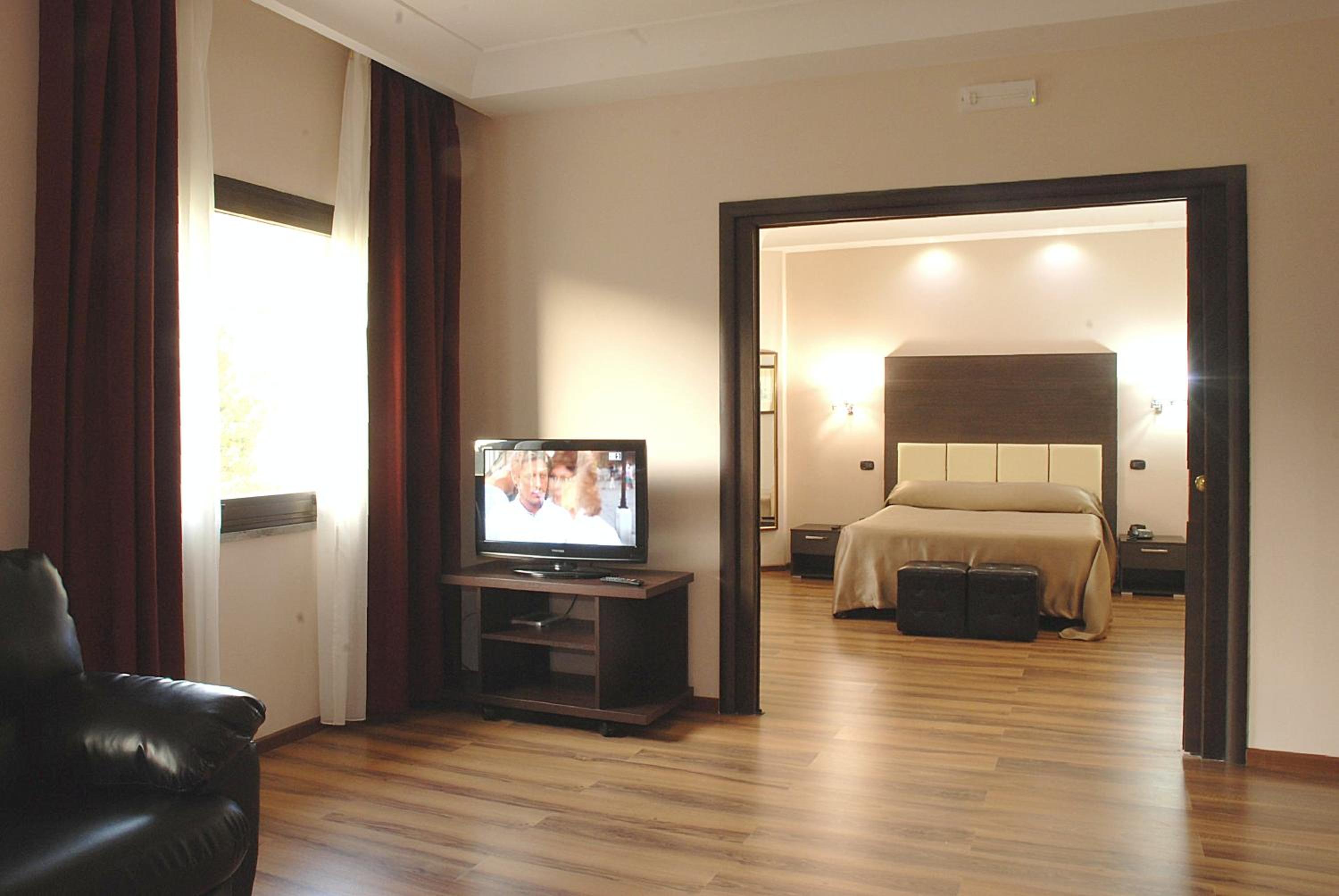 Suite - Photo 1