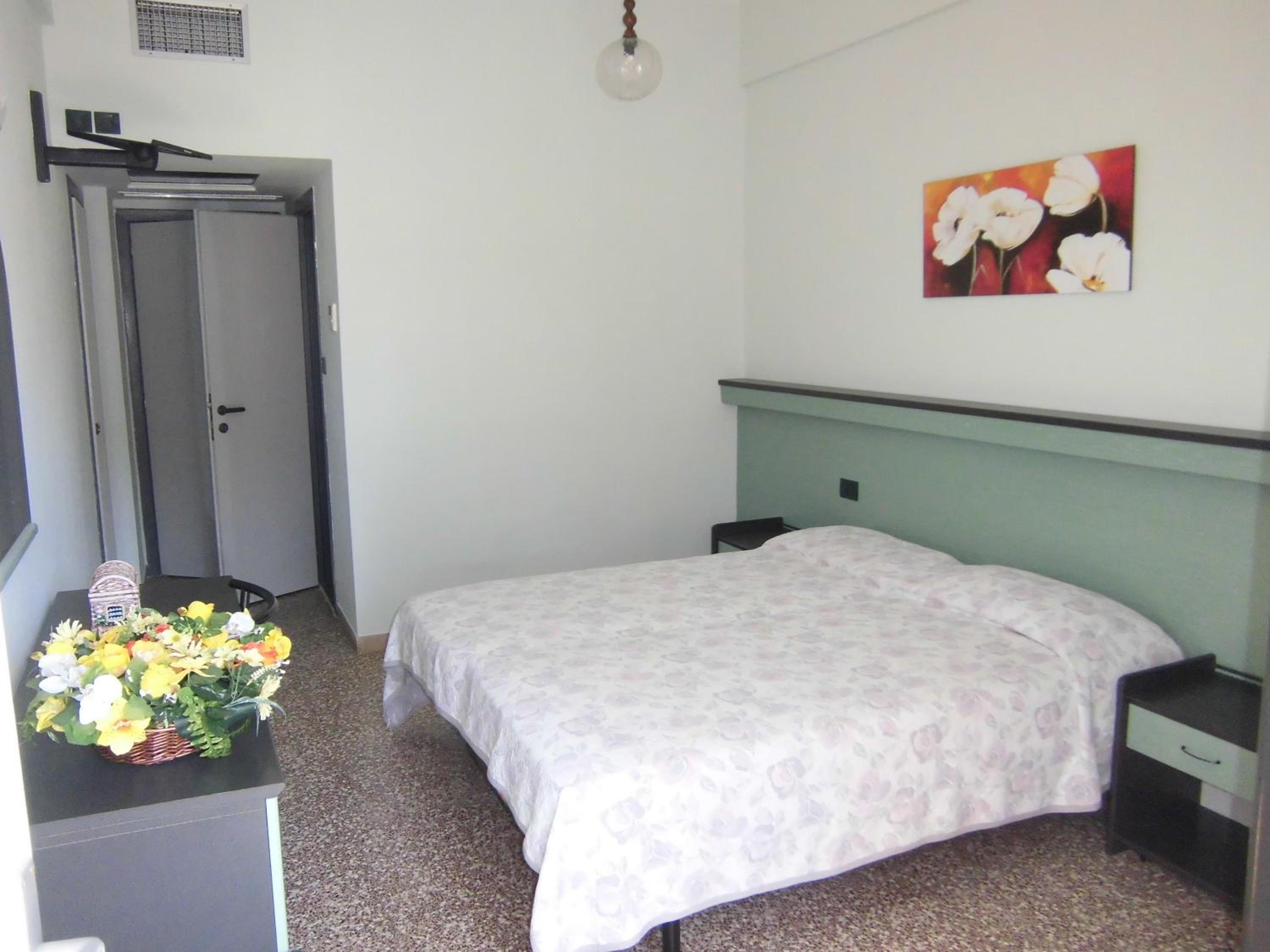 Classic Double or Twin Room with Terrace photo 2