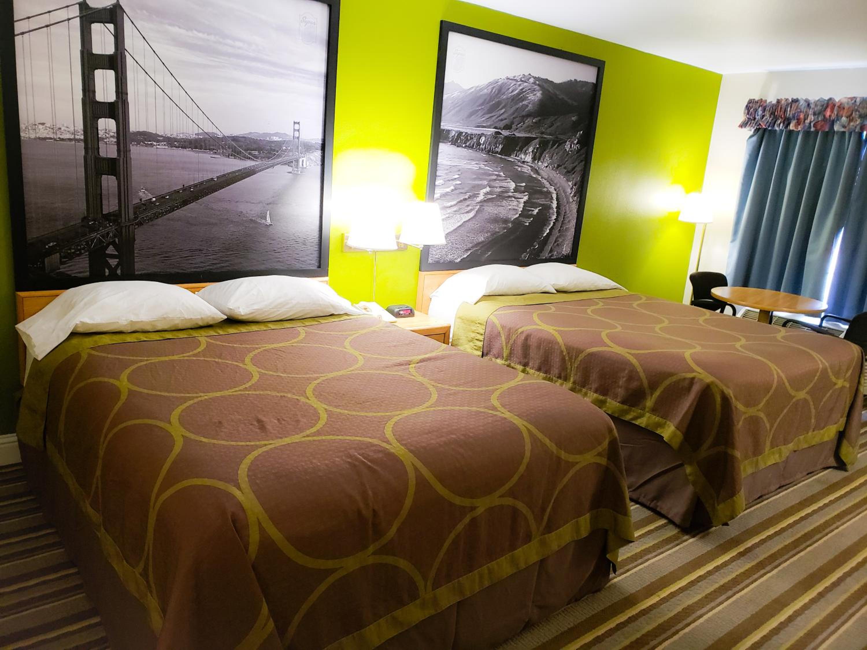 Queen Room with Two Queen Beds - Non-Smoking photo 2