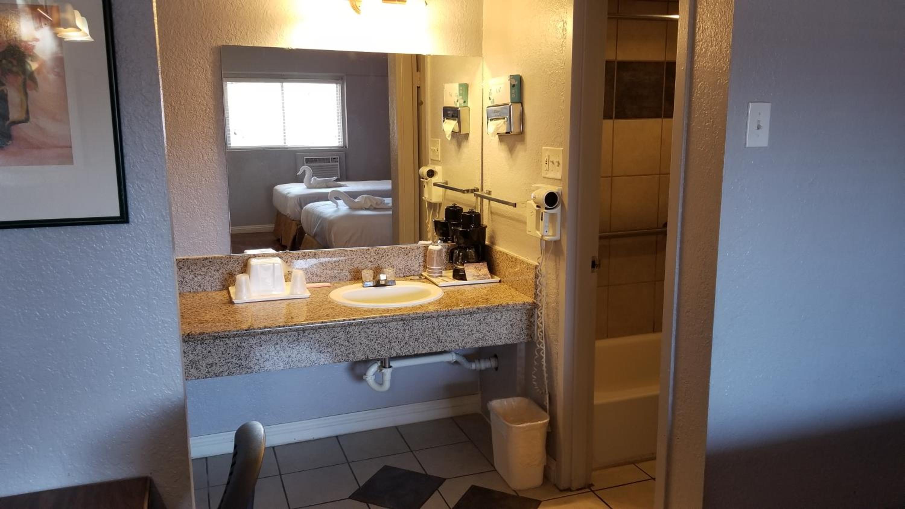 Double Room - Non-Smoking  photo 3