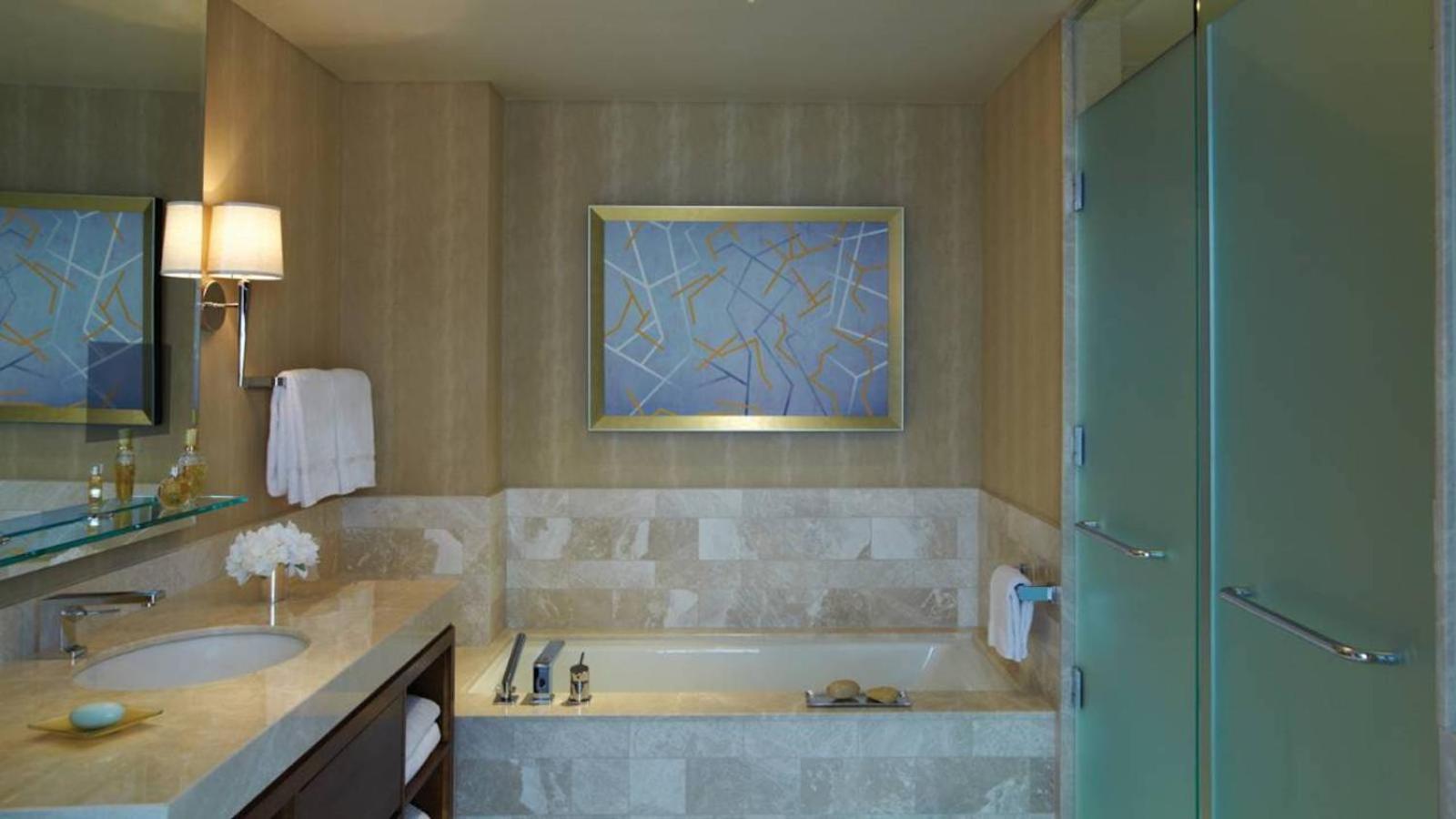 King Room with City View - Photo 4