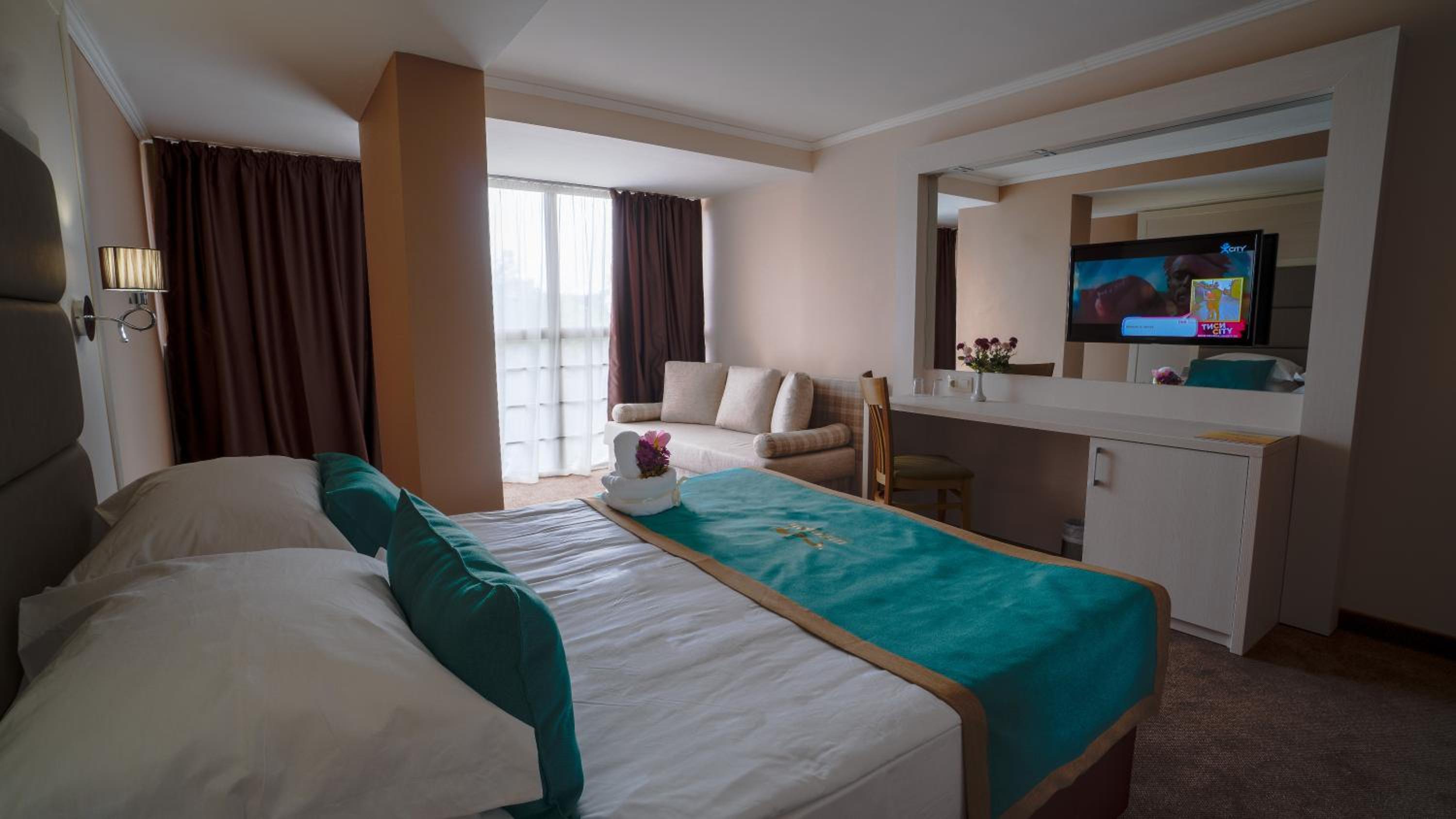 Double or Twin Room with Balcony and Park View (2 Adults + 2 Children) photo 1